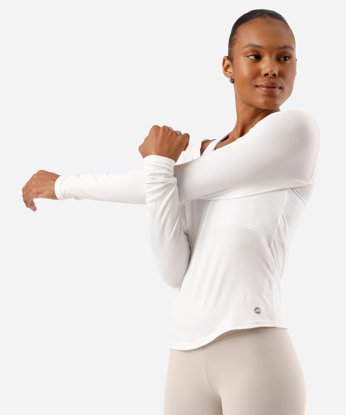 camiseta feminina esportiva decote canoa manga longa off white