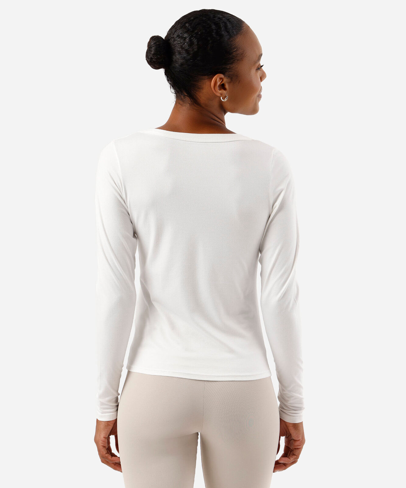 camiseta feminina esportiva decote canoa manga longa off white