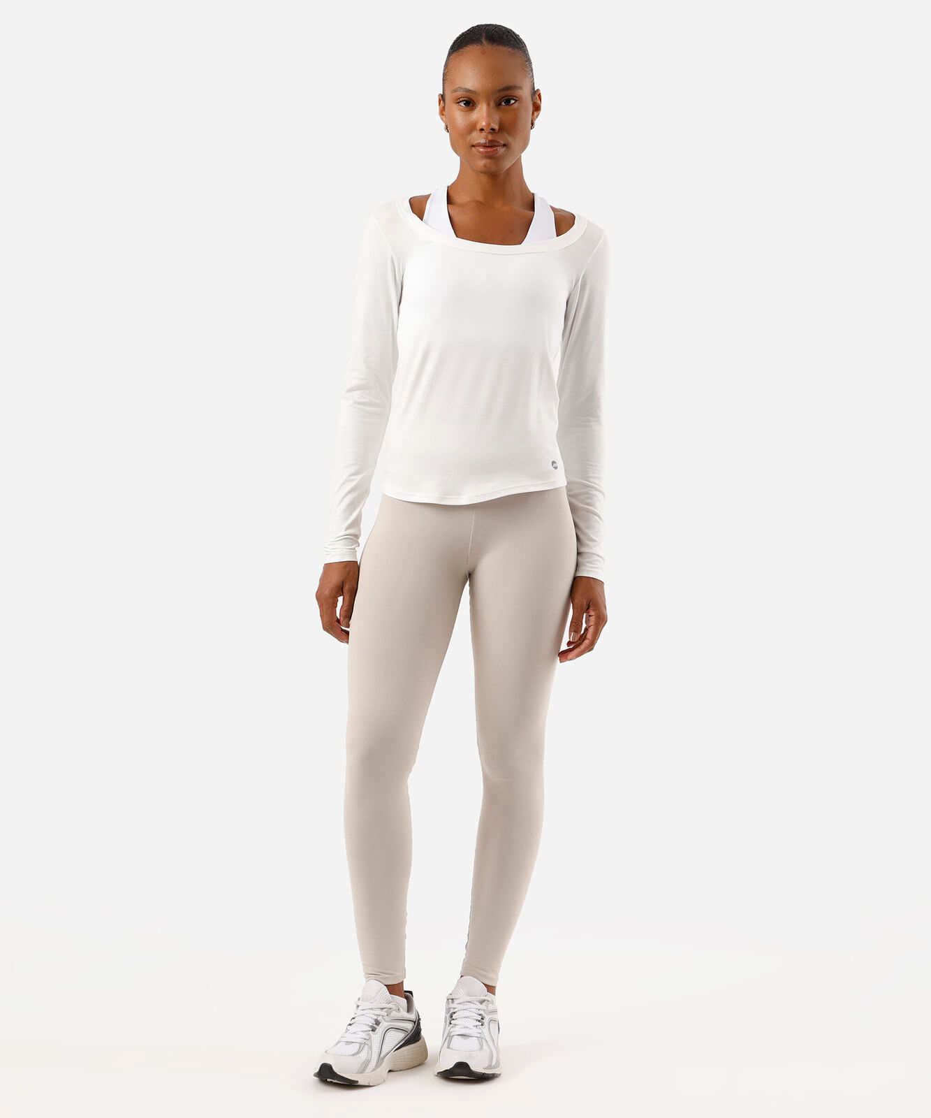 camiseta feminina esportiva decote canoa manga longa off white
