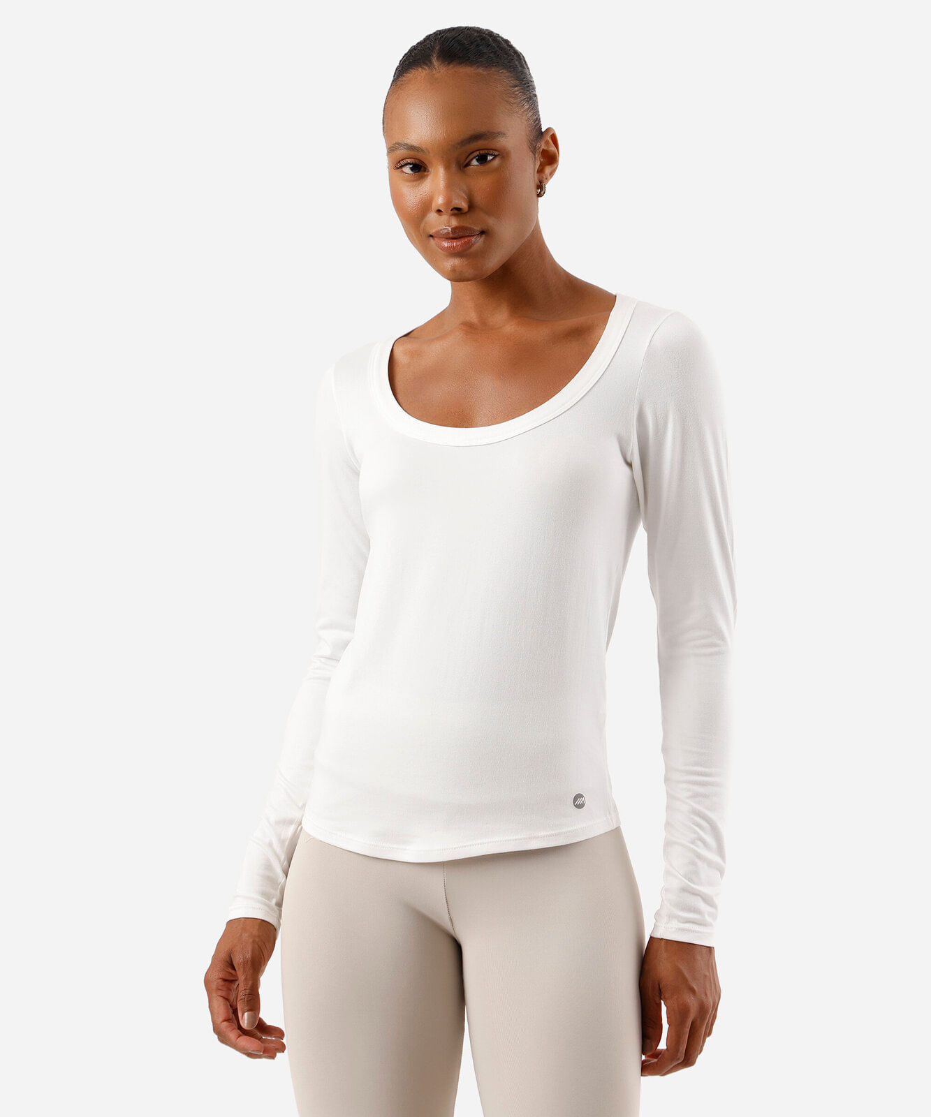 camiseta feminina esportiva decote canoa manga longa off white