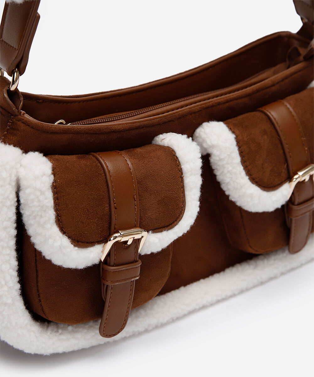 bolsa baguete com bolsos e pelos marrom