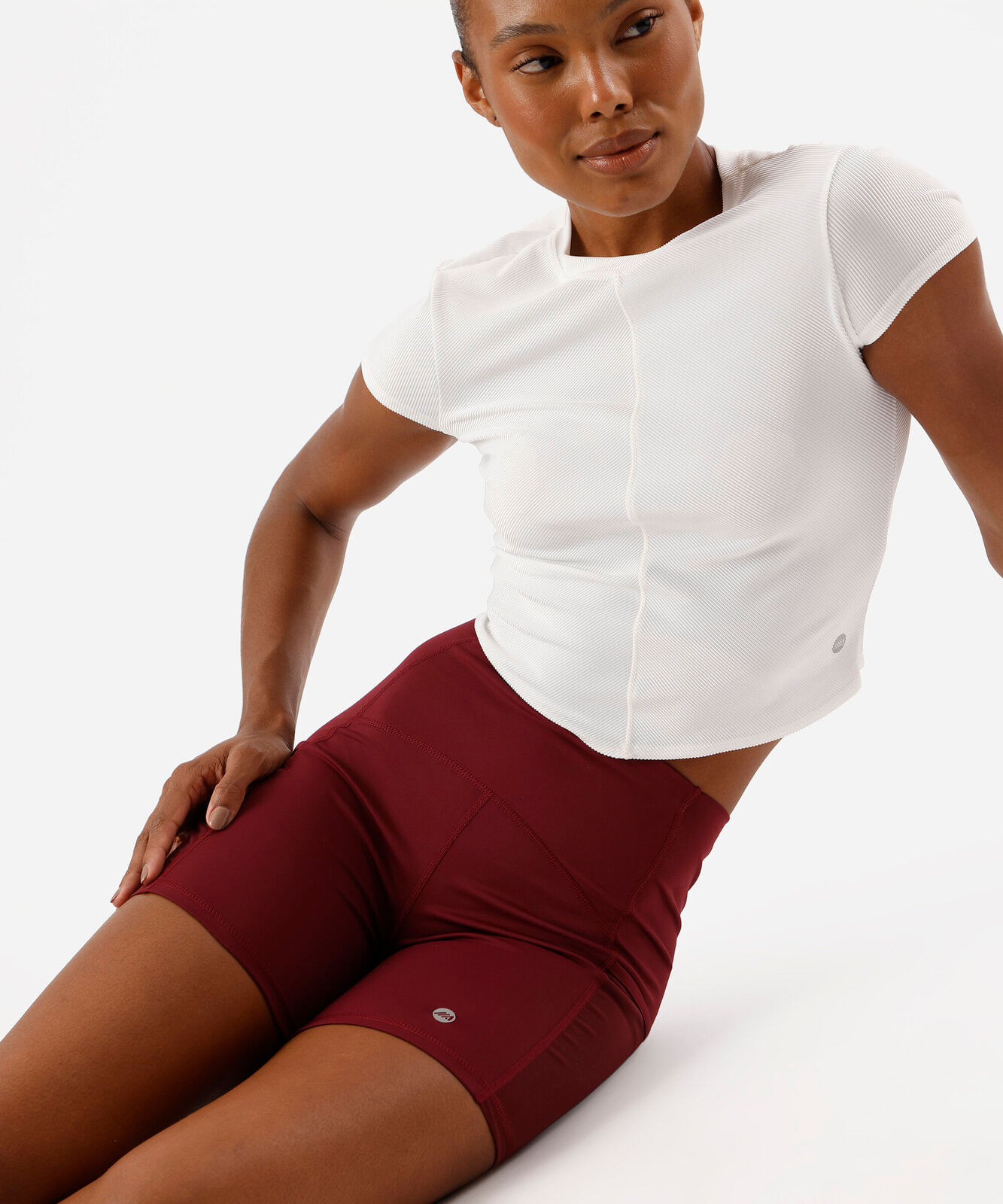 bermuda feminina esportiva com bolsos vinho