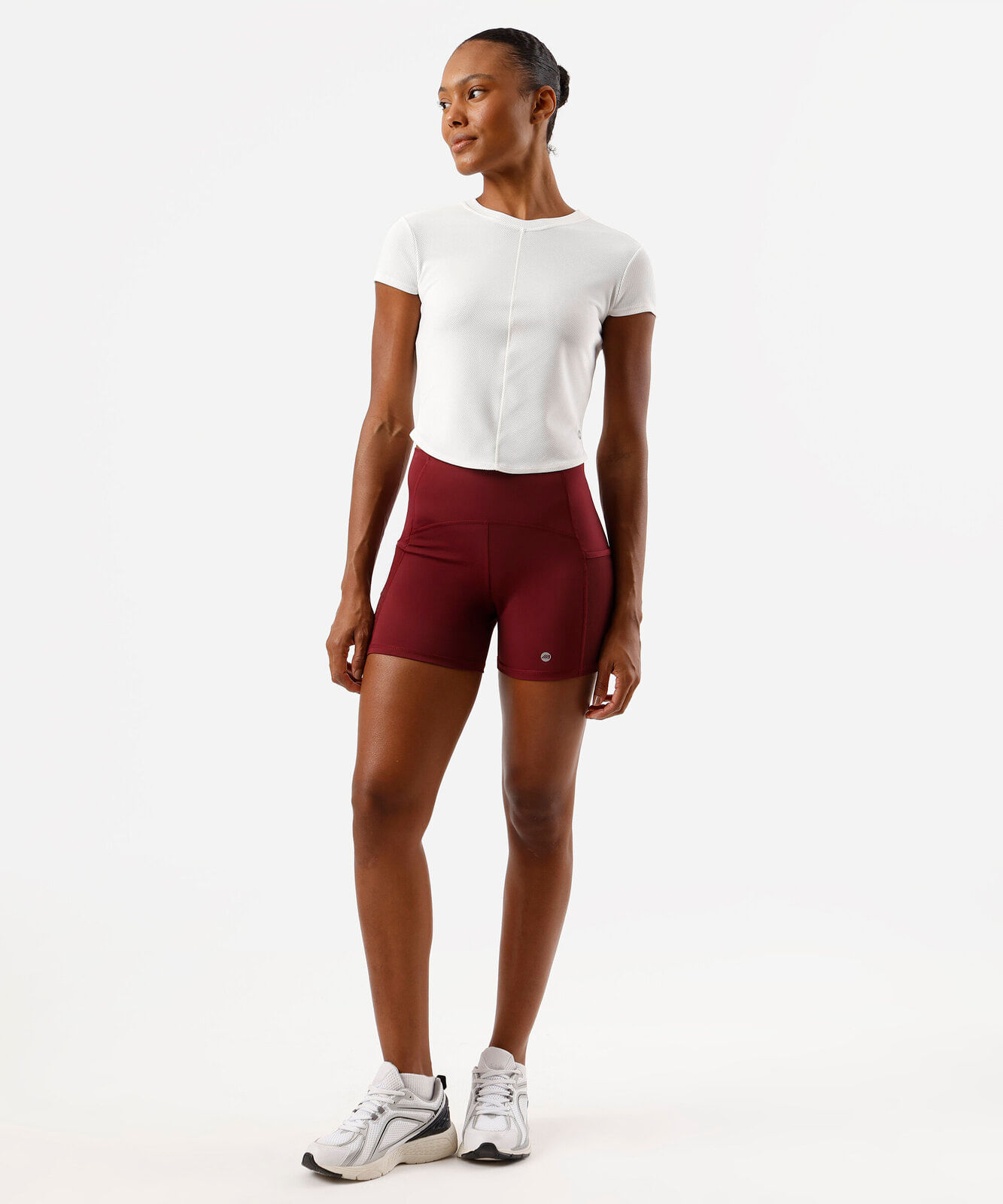 bermuda feminina esportiva com bolsos vinho