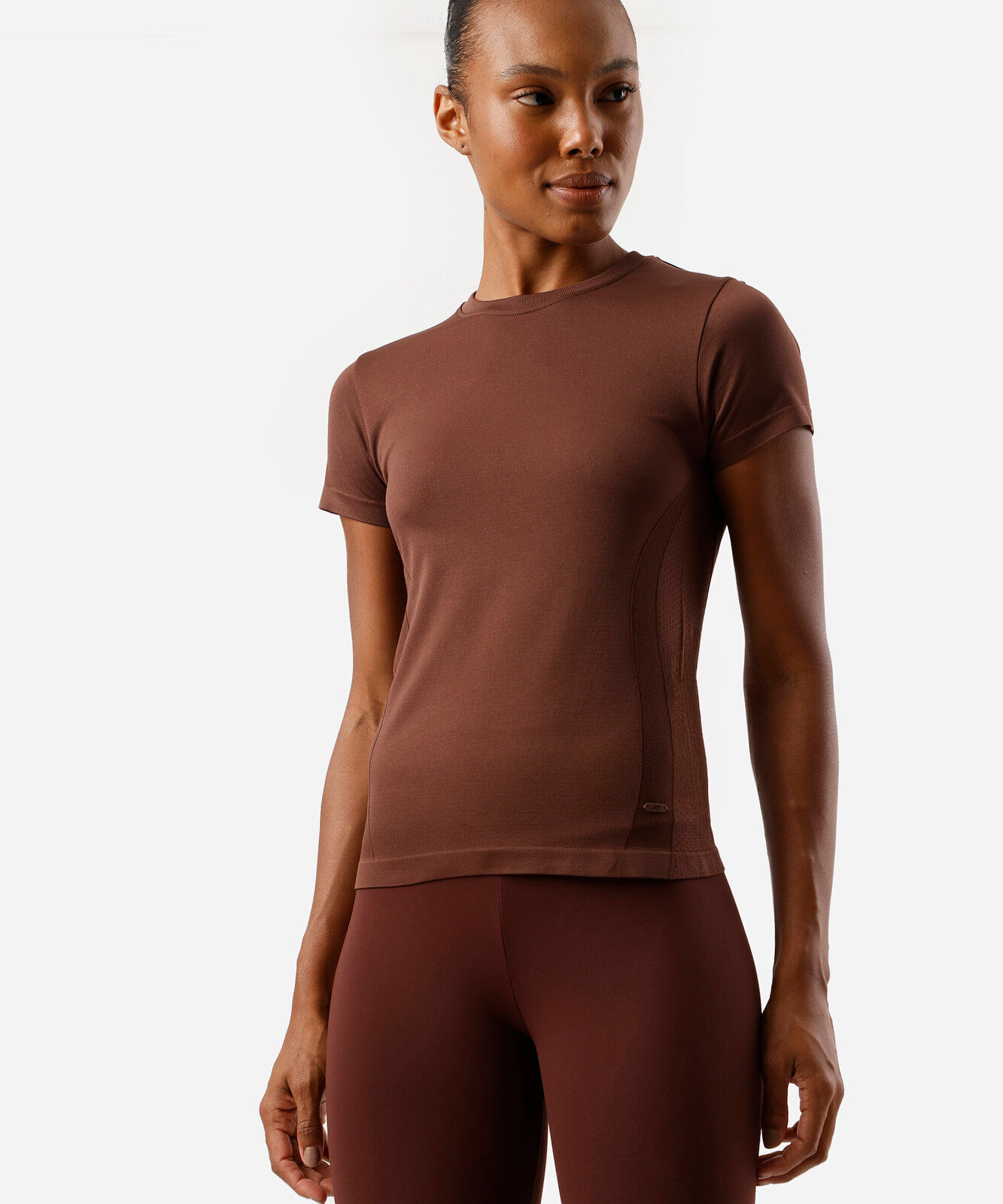 camiseta esportiva feminina de poliamida sem costura marrom