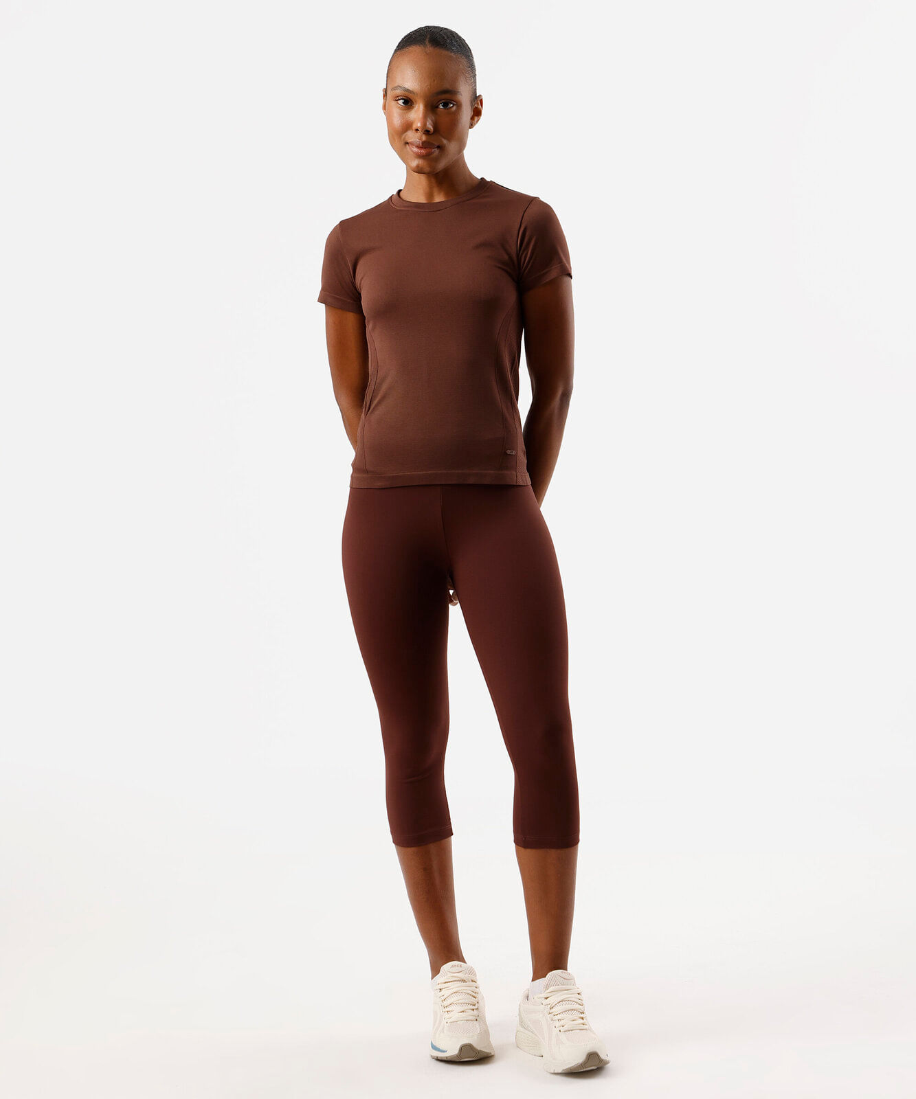 camiseta esportiva feminina de poliamida sem costura marrom