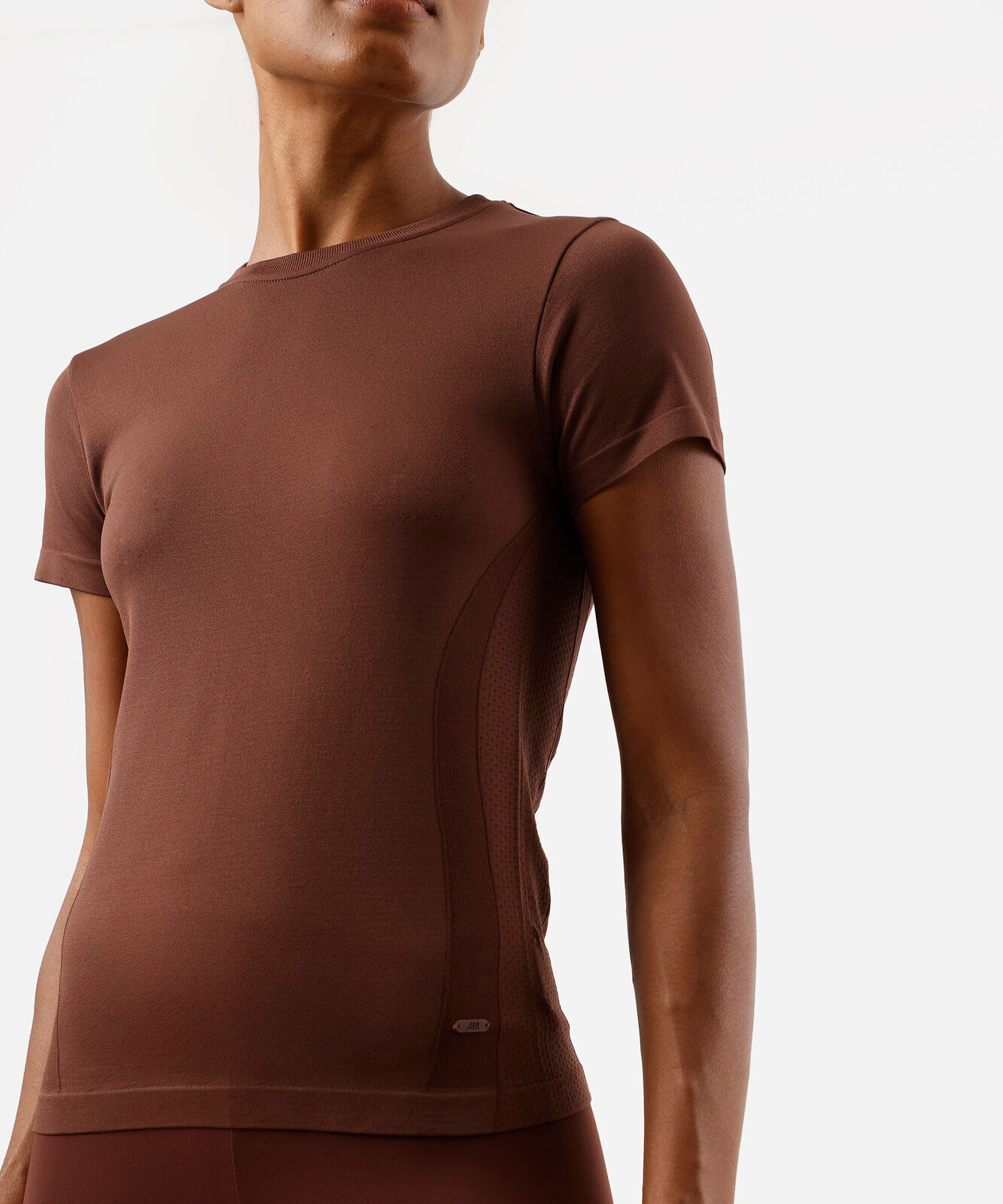 camiseta esportiva feminina de poliamida sem costura marrom