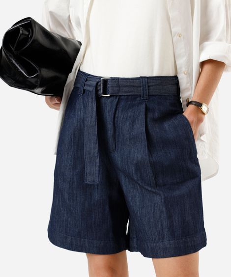 bermuda feminina jeans com pregas e cinto cintura alta azul