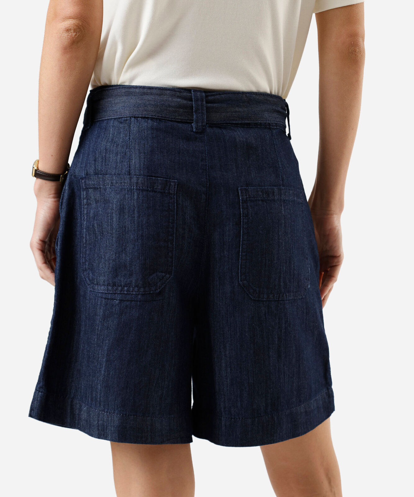 bermuda feminina jeans com pregas e cinto cintura alta azul