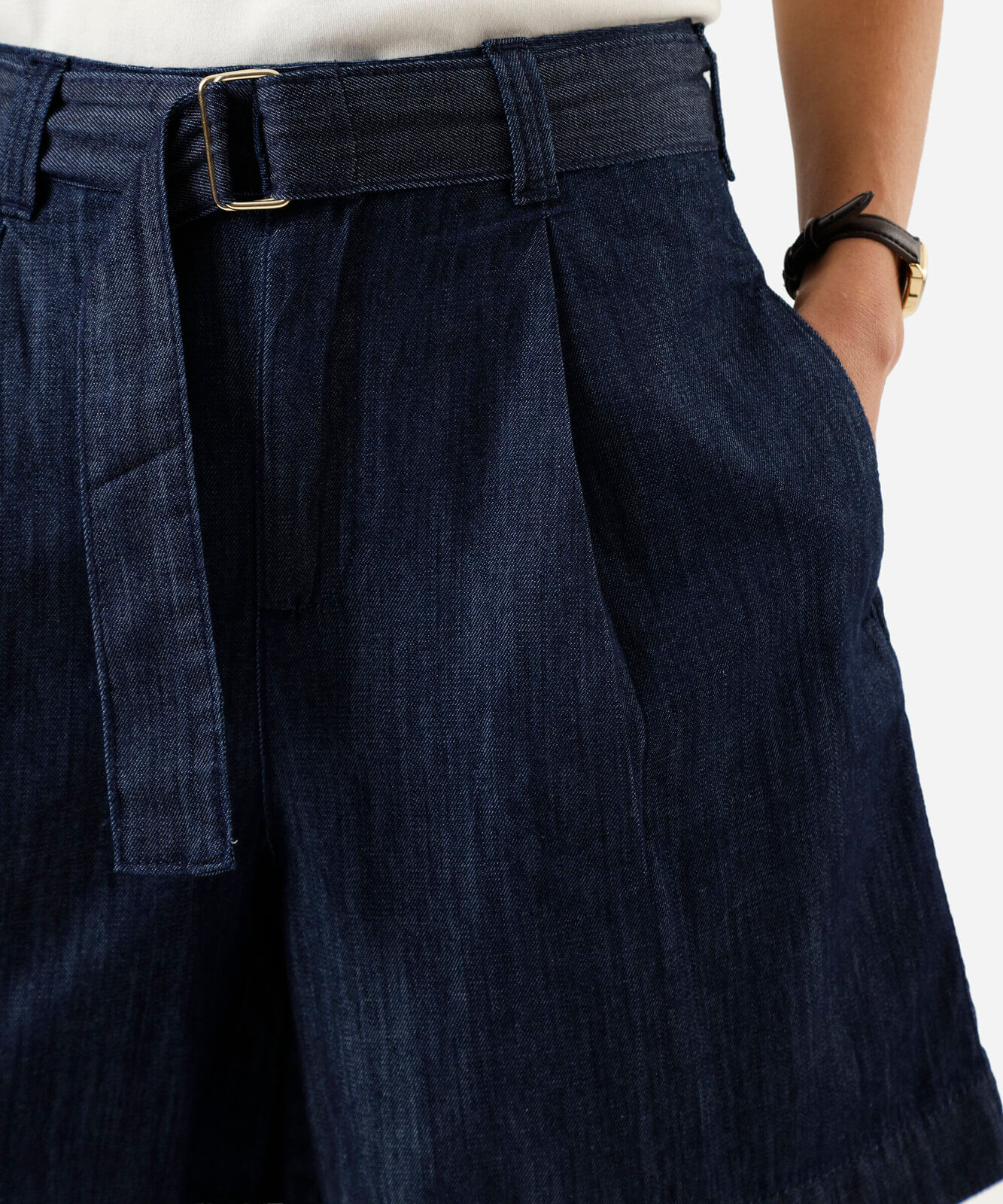 bermuda feminina jeans com pregas e cinto cintura alta azul