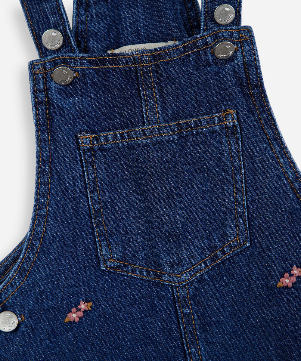 salopete infantil jeans com bordados florais azul