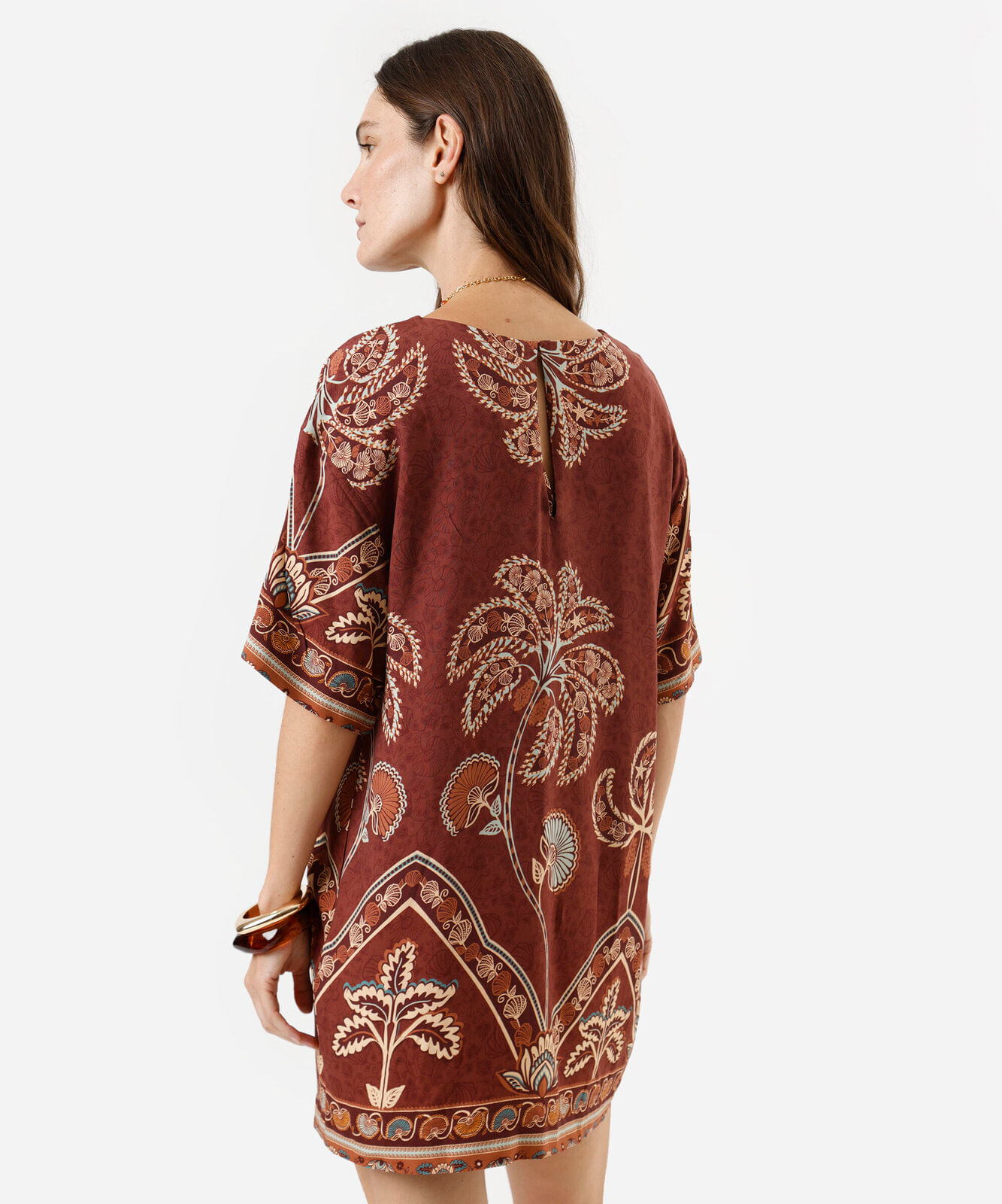 vestido curto feminino de viscose manga curta folhagens marrom