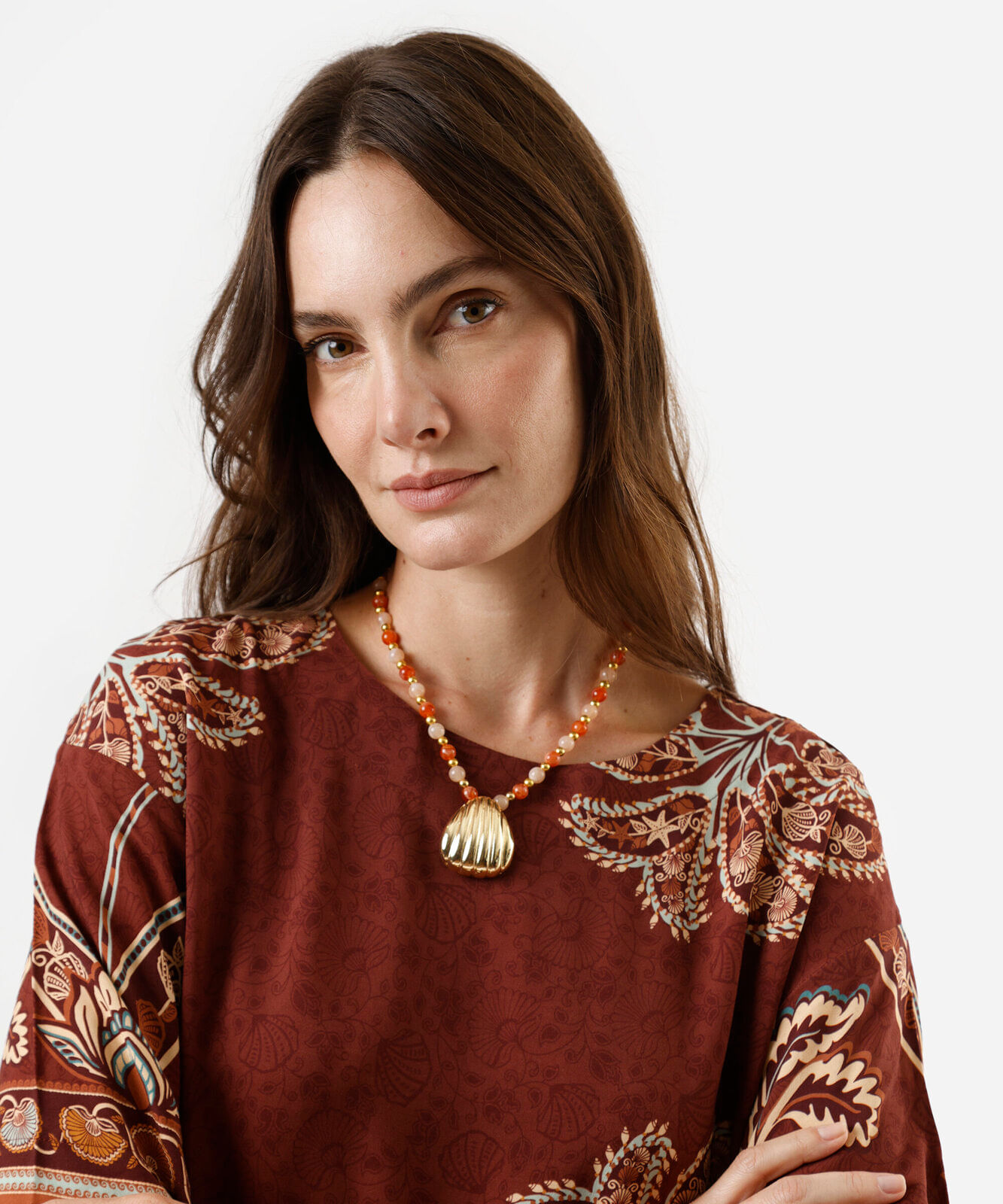 vestido curto feminino de viscose manga curta folhagens marrom
