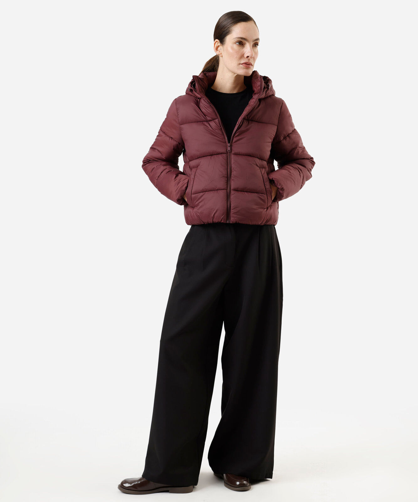 jaqueta puffer feminina de poliamida com capuz vinho
