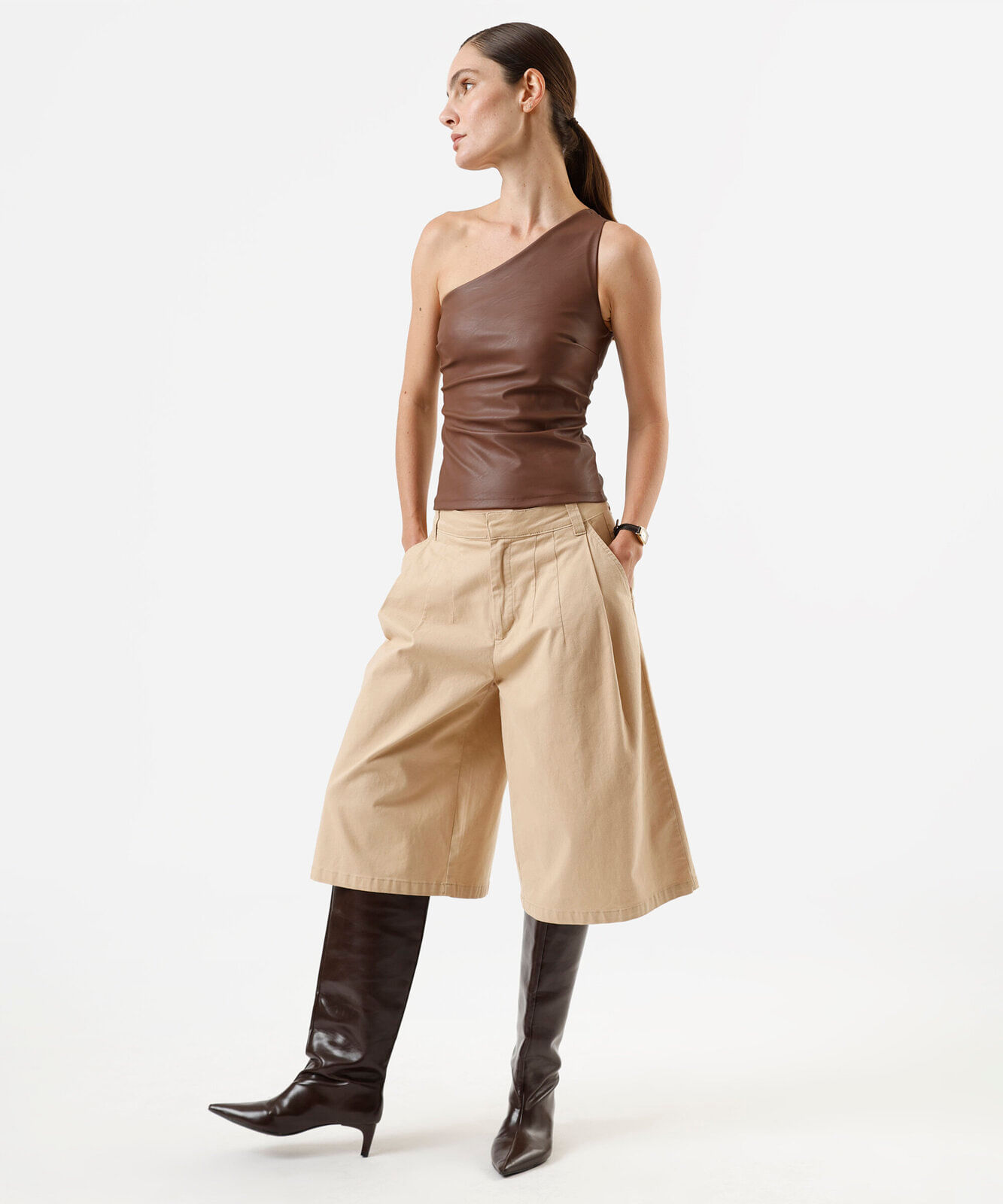 blusa ombro único feminina de pu franzida marrom