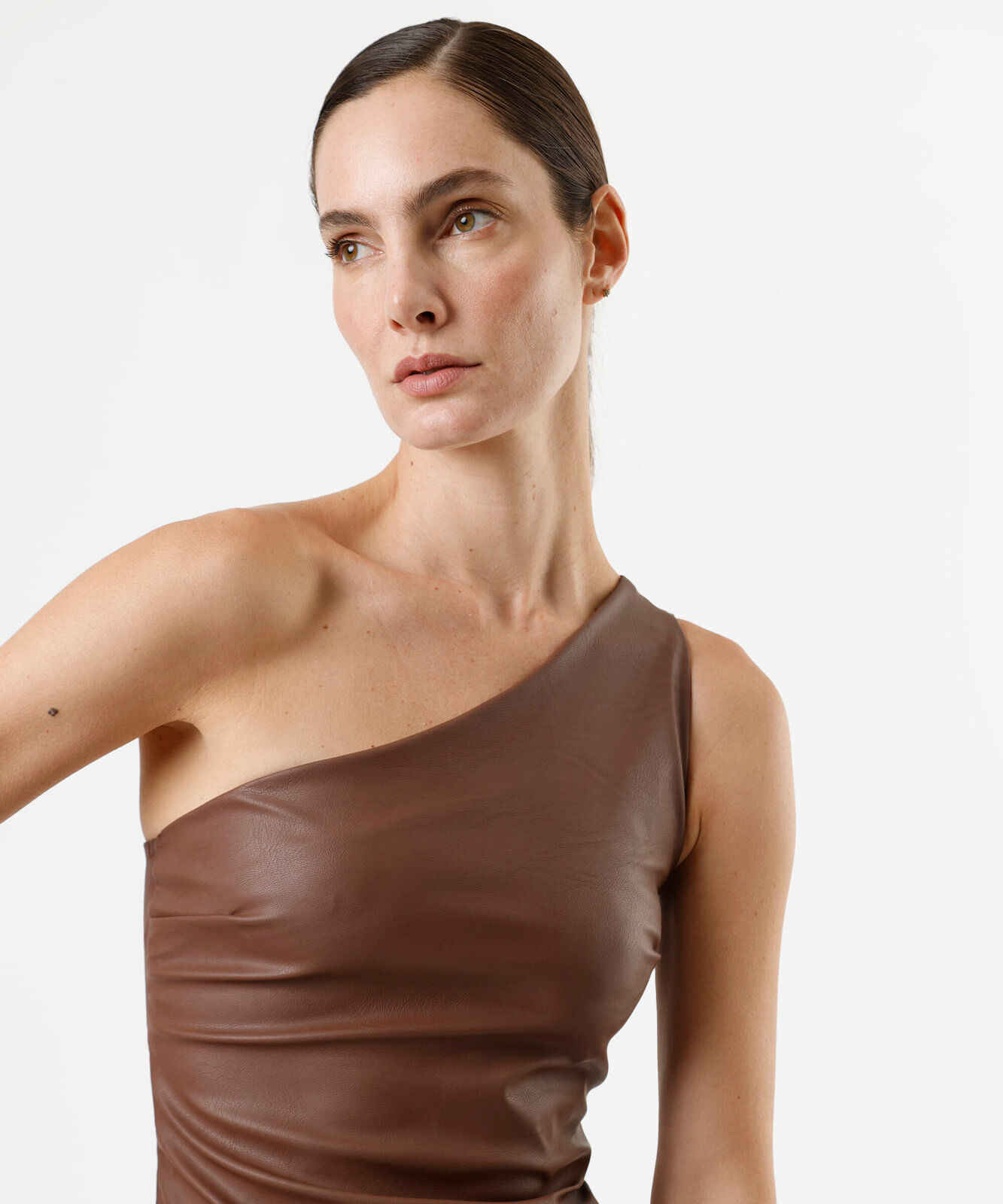 blusa ombro único feminina de pu franzida marrom