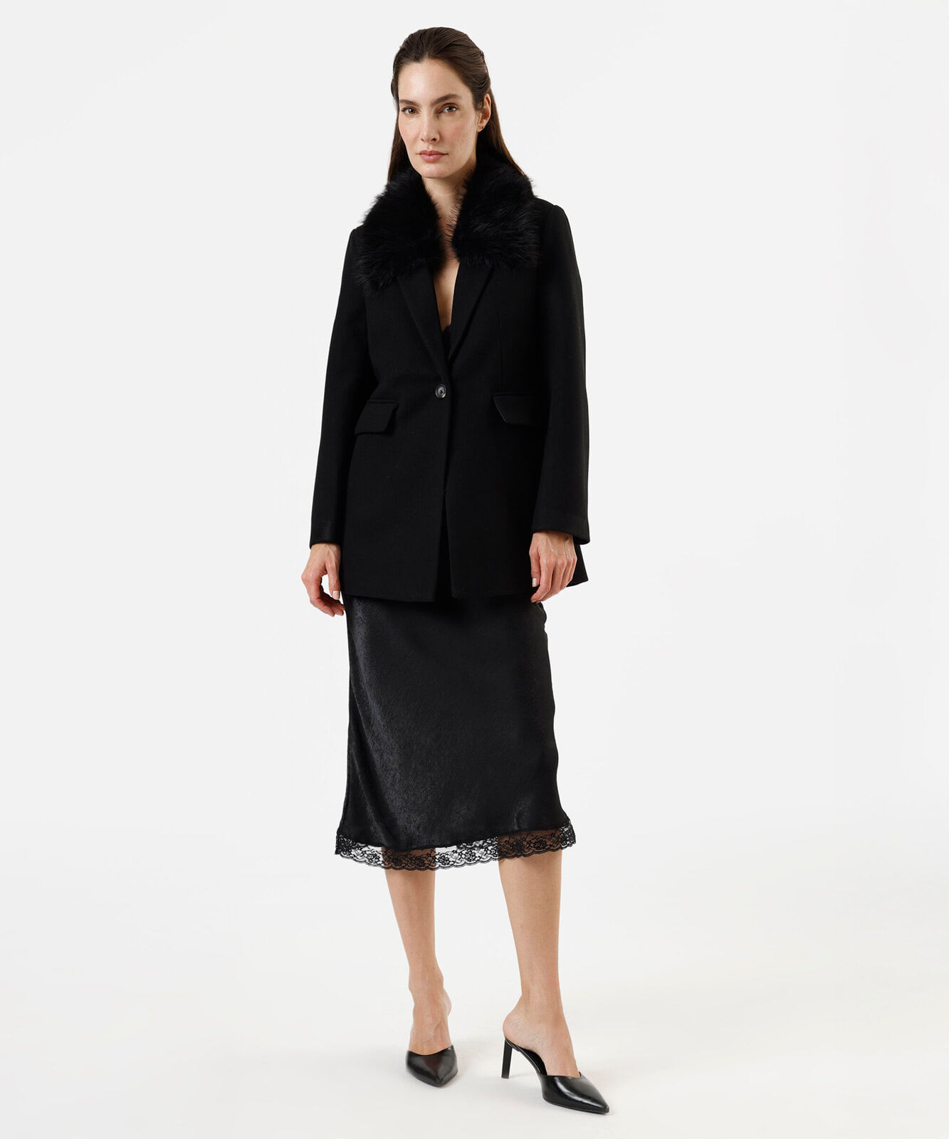 casaco feminino com gola de pelúcia texturizado preto