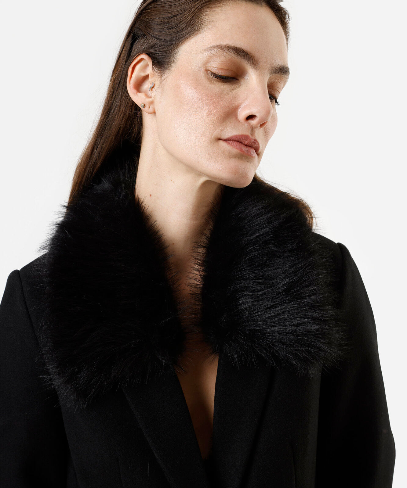 casaco feminino com gola de pelúcia texturizado preto