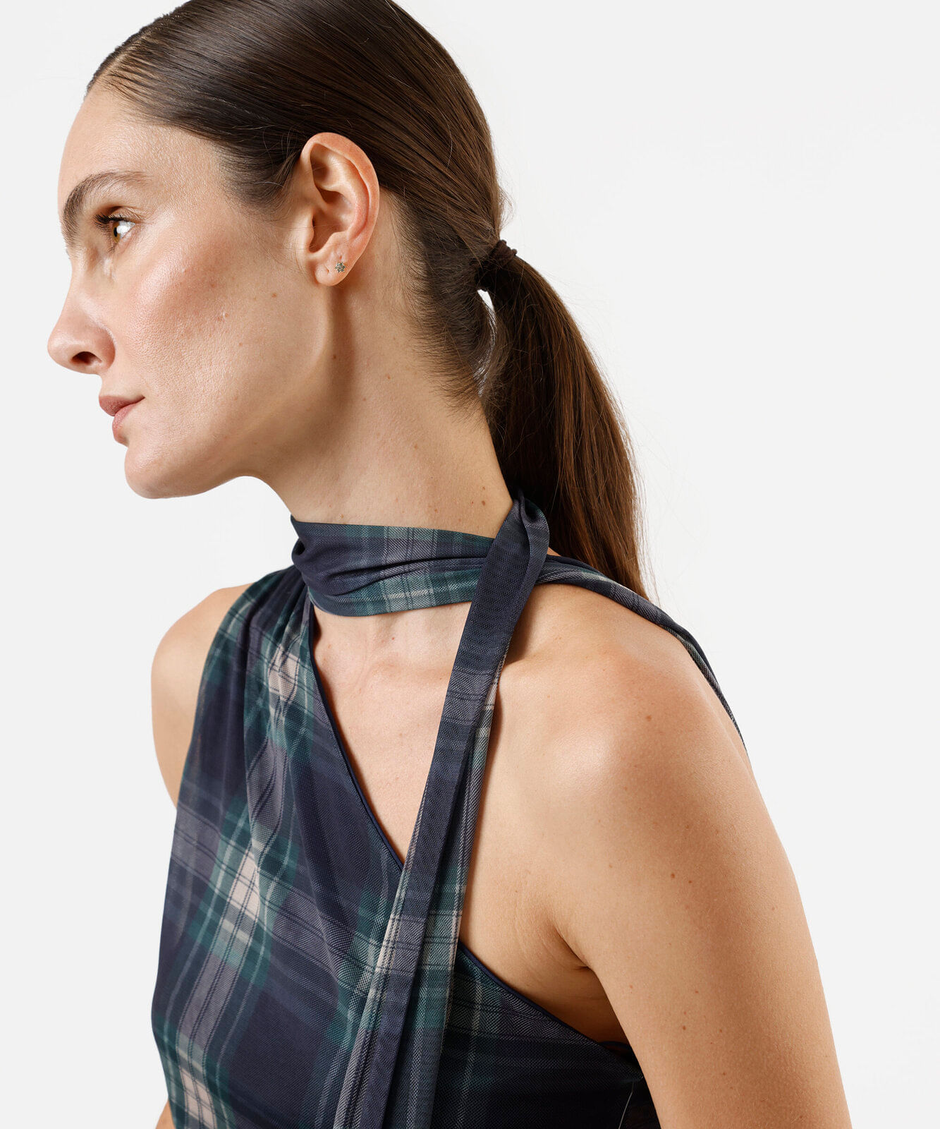 blusa ombro único feminina de tule com amarração xadrez azul