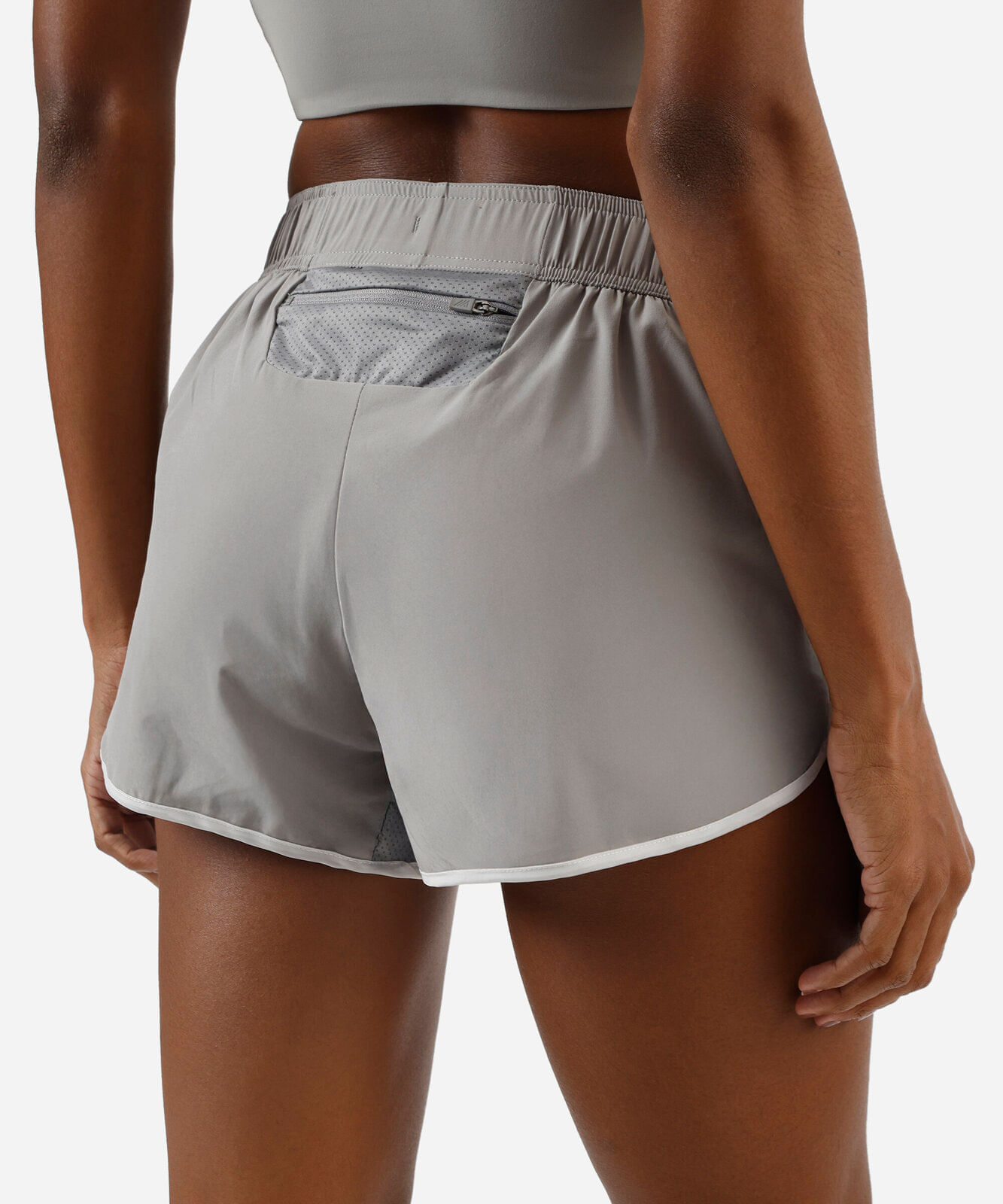 short feminino esportivo com refletivo cinza