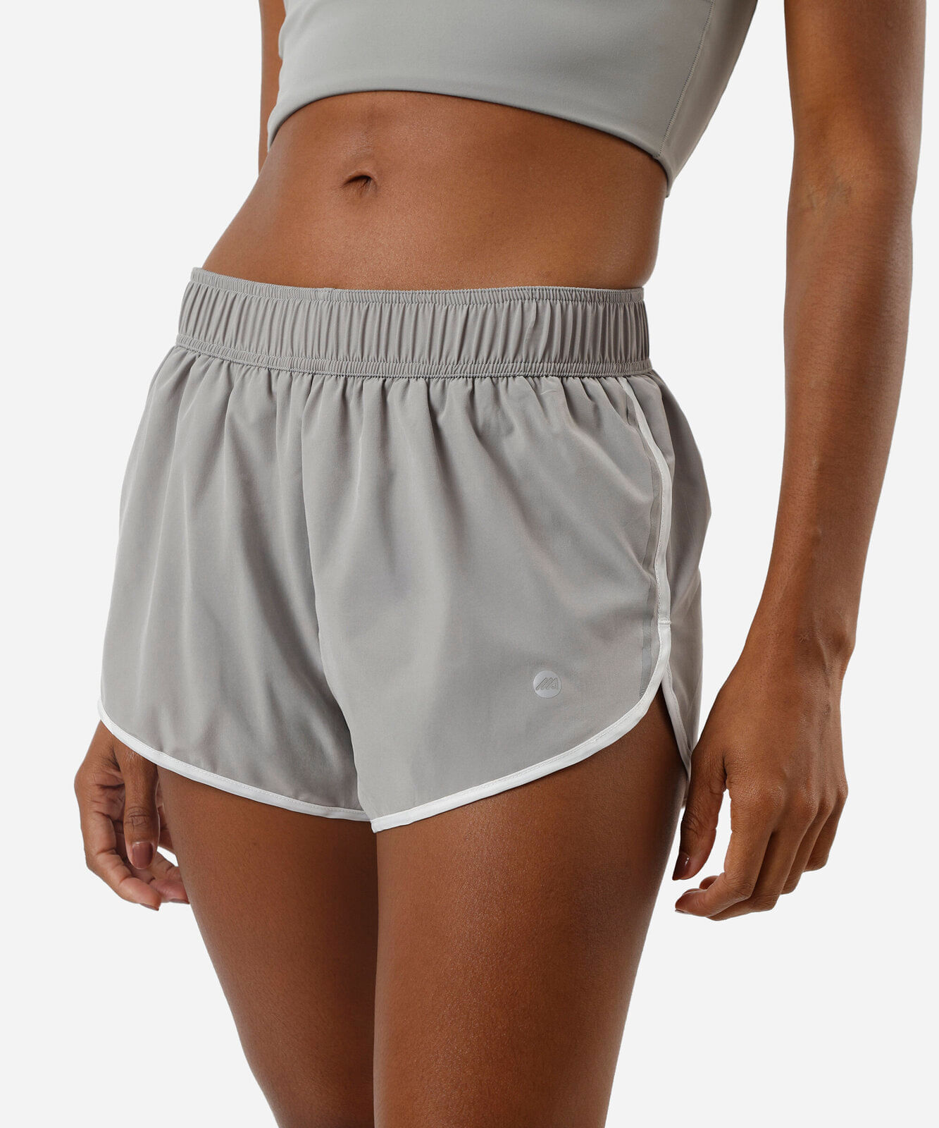 short feminino esportivo com refletivo cinza