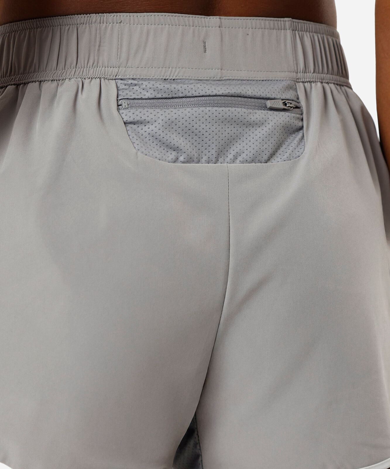 short feminino esportivo com refletivo cinza