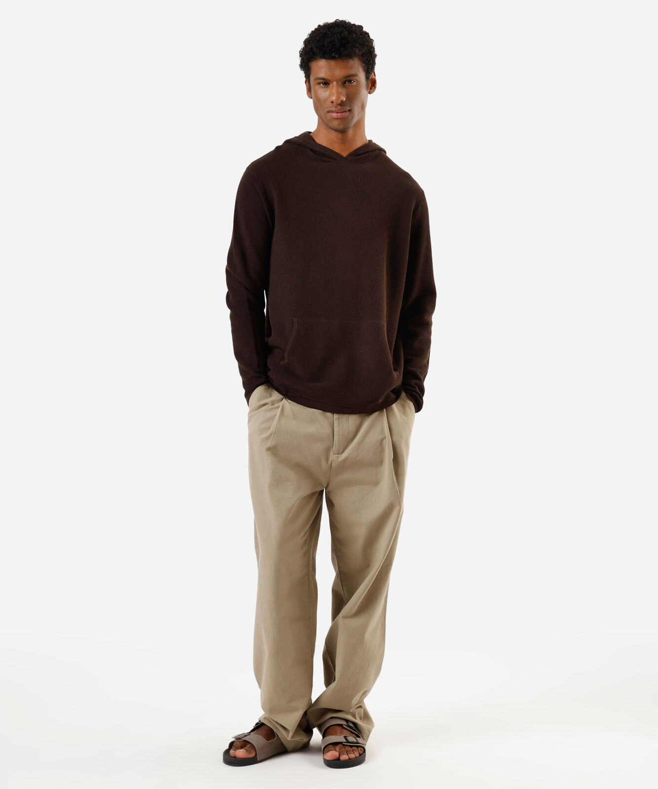 blusão masculino de tricot com capuz e bolso canguru marrom