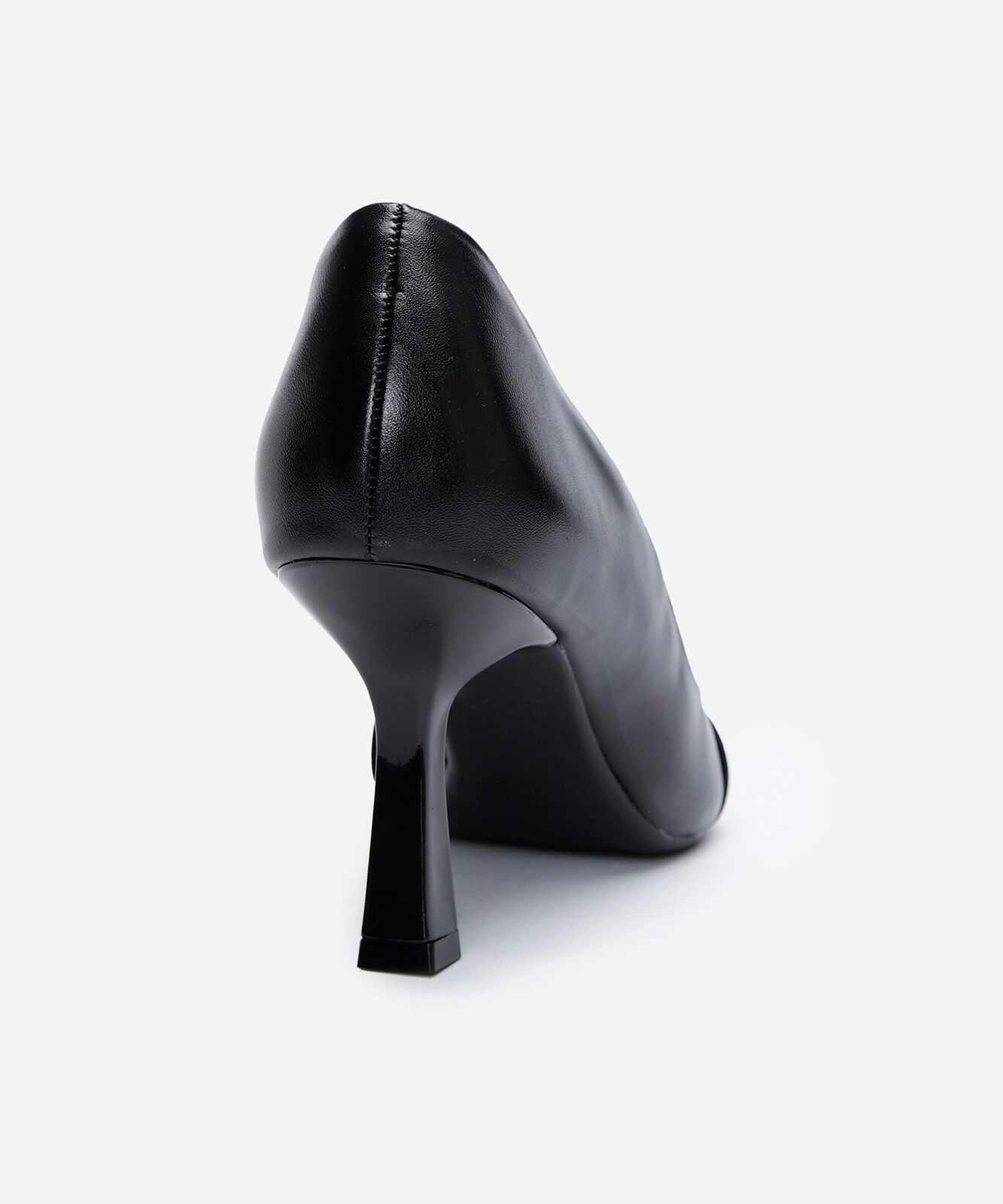 scarpin bico fino com fivela oneself preto