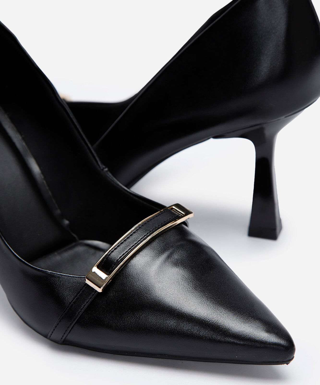 scarpin bico fino com fivela oneself preto
