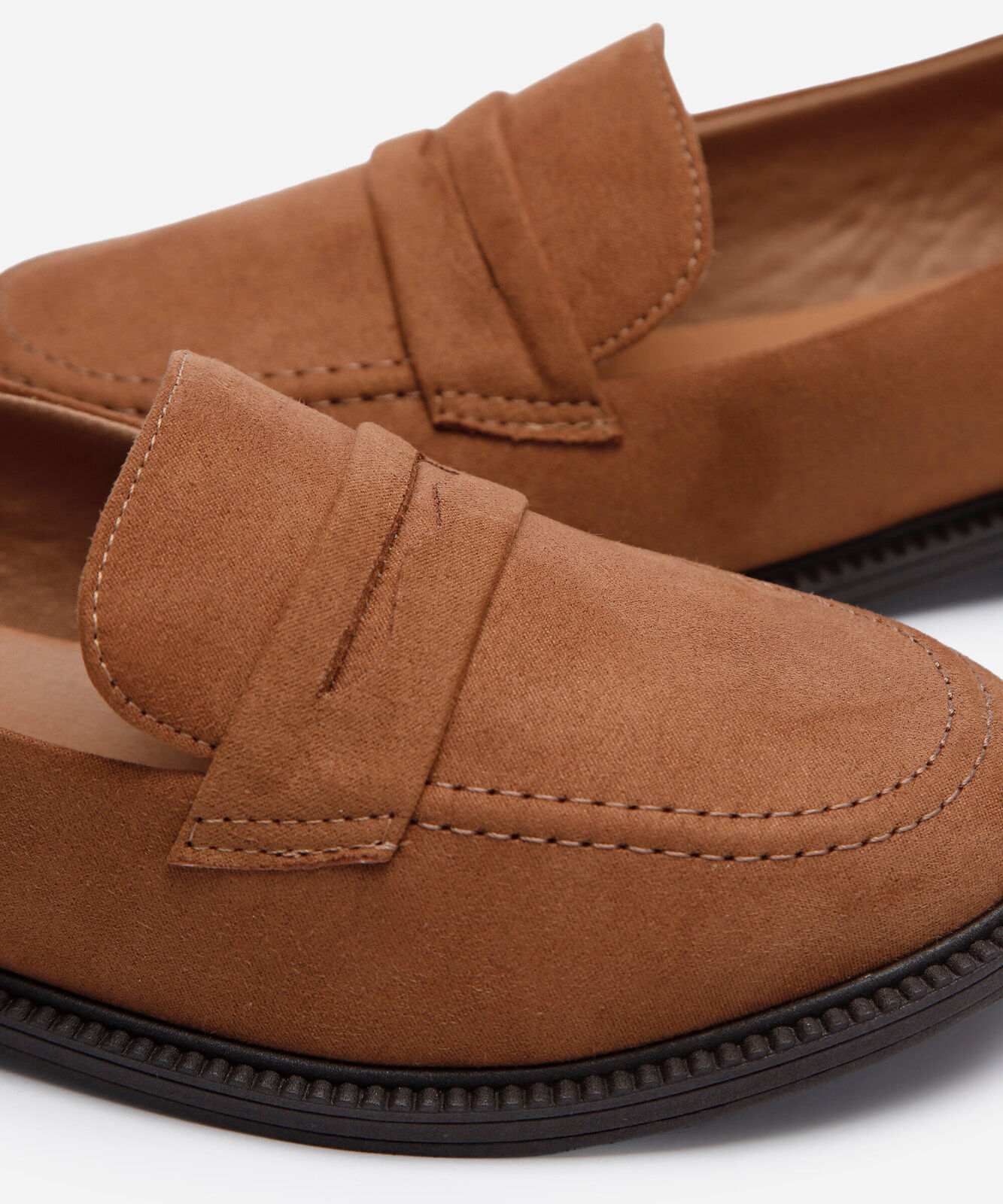mocassim com tira via uno marrom