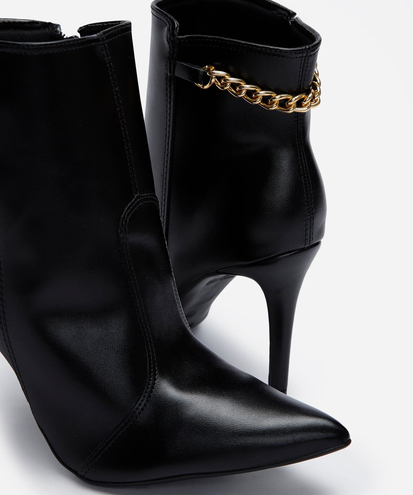 bota cano curto bico fino salto alto com corrente preto