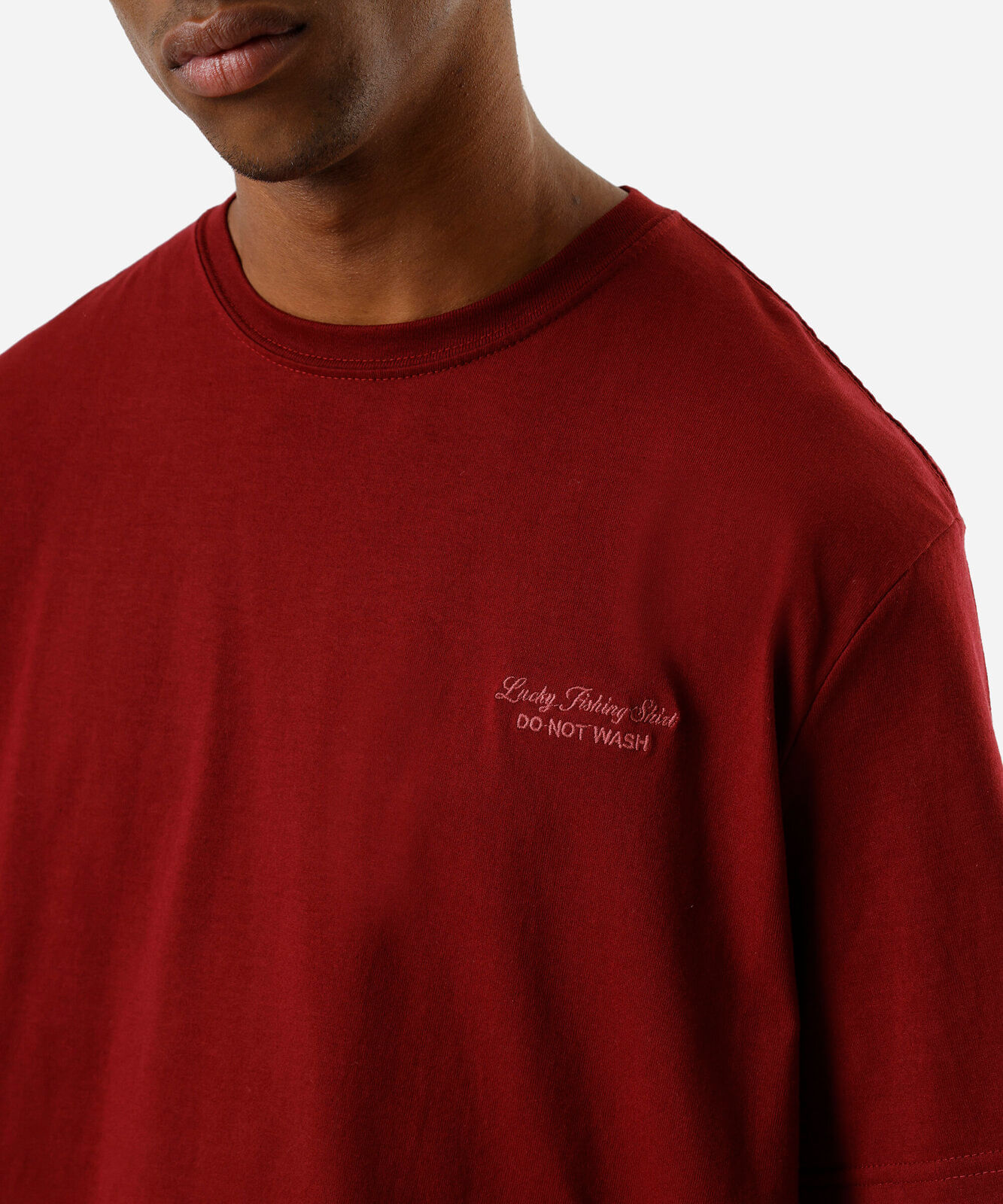 camiseta box fit masculina de algodão manga curta bordada vinho