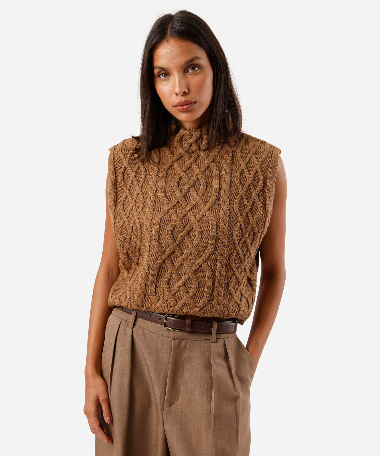 colete feminino de tricot gola alta texturizado marrom
