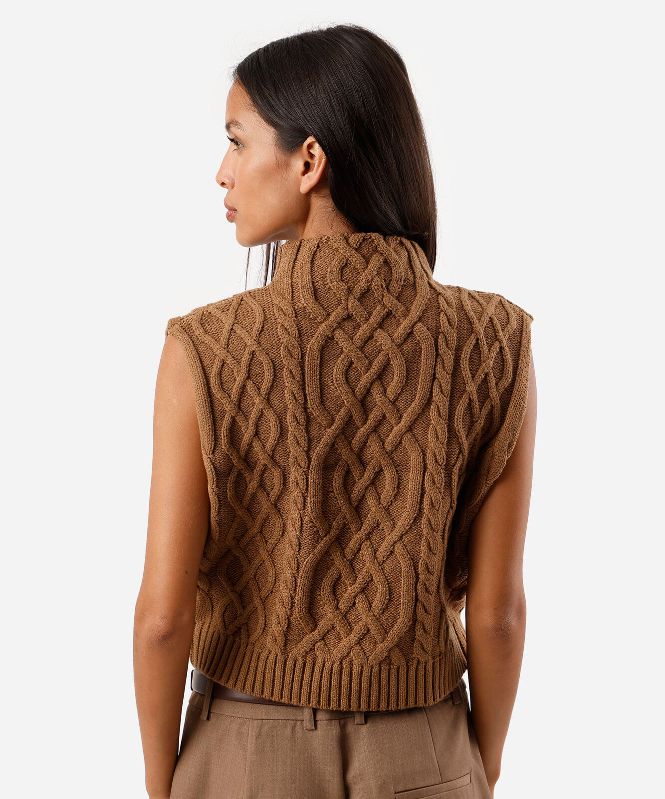 colete feminino de tricot gola alta texturizado marrom