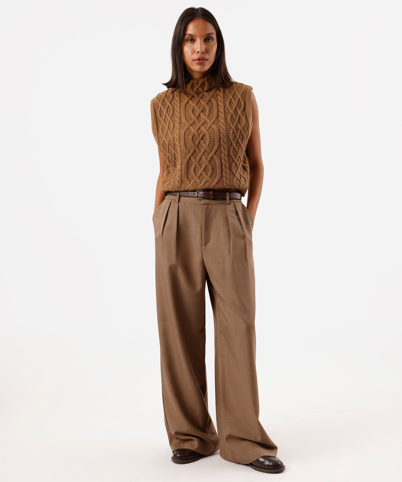 colete feminino de tricot gola alta texturizado marrom