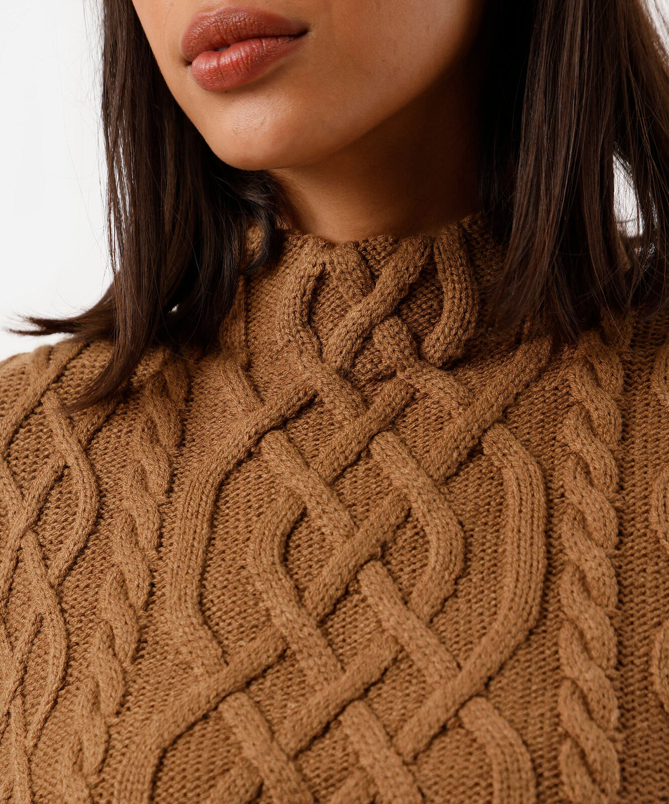 colete feminino de tricot gola alta texturizado marrom