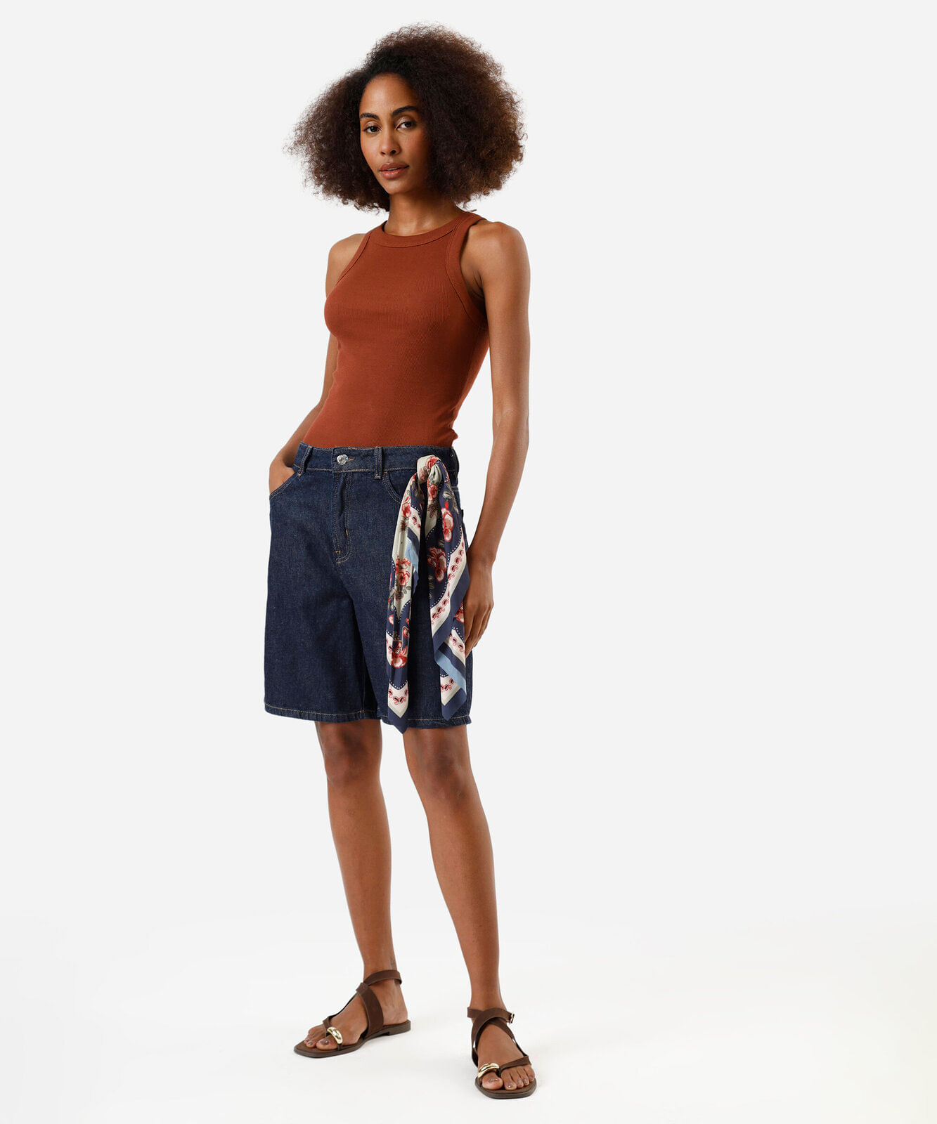 bermuda feminina jeans com lenço azul