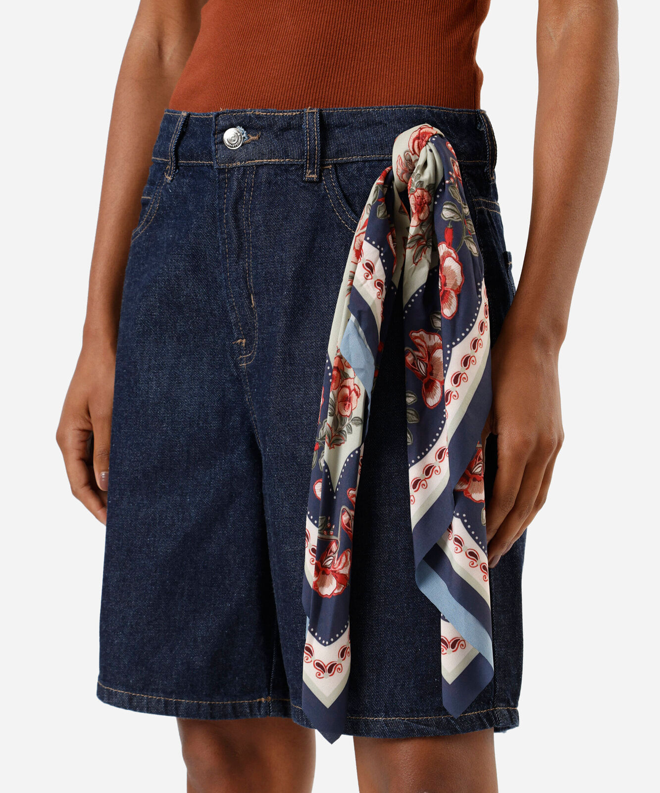 bermuda feminina jeans com lenço azul
