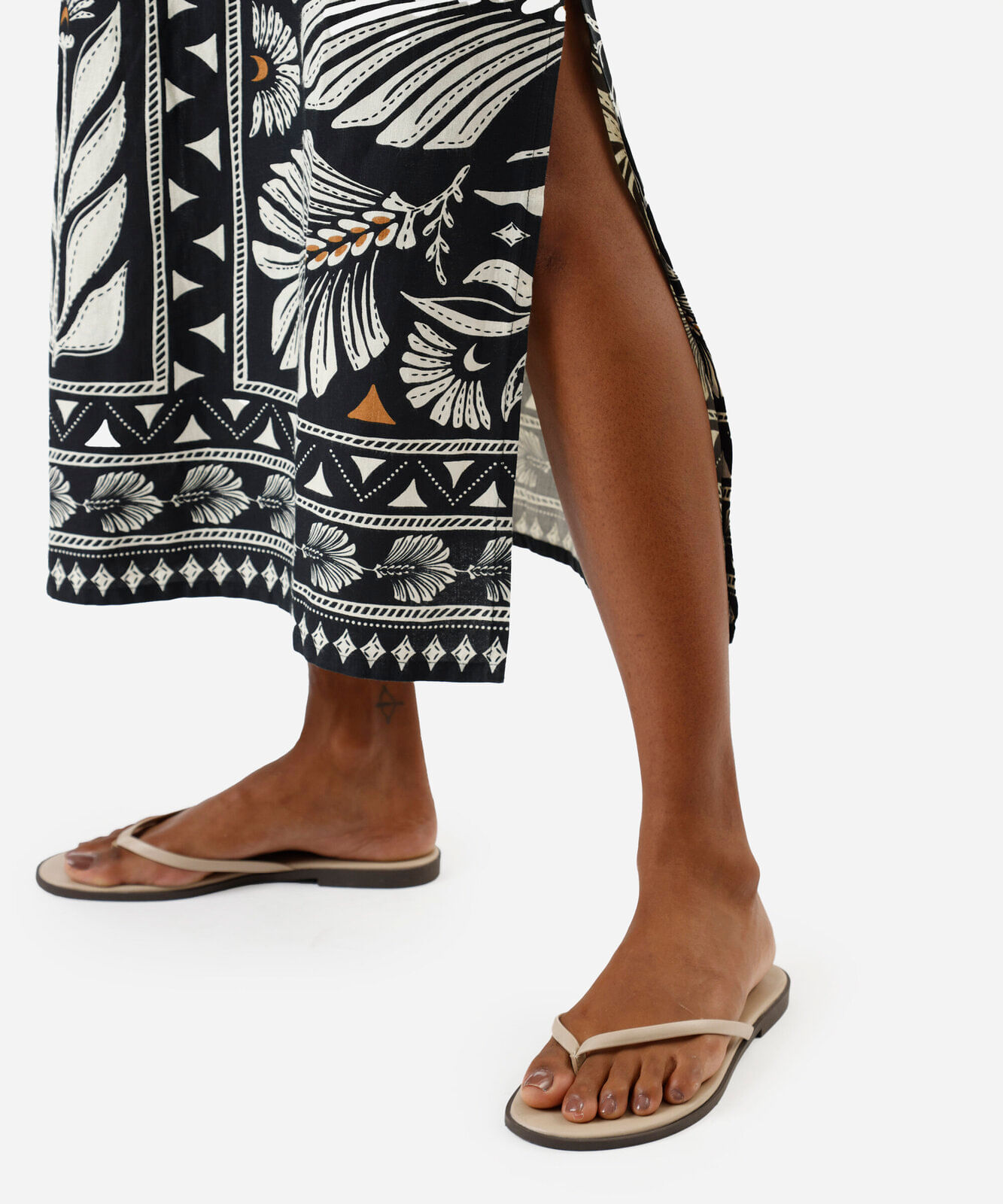 vestido midi feminino com viscose e fendas folhagens preto