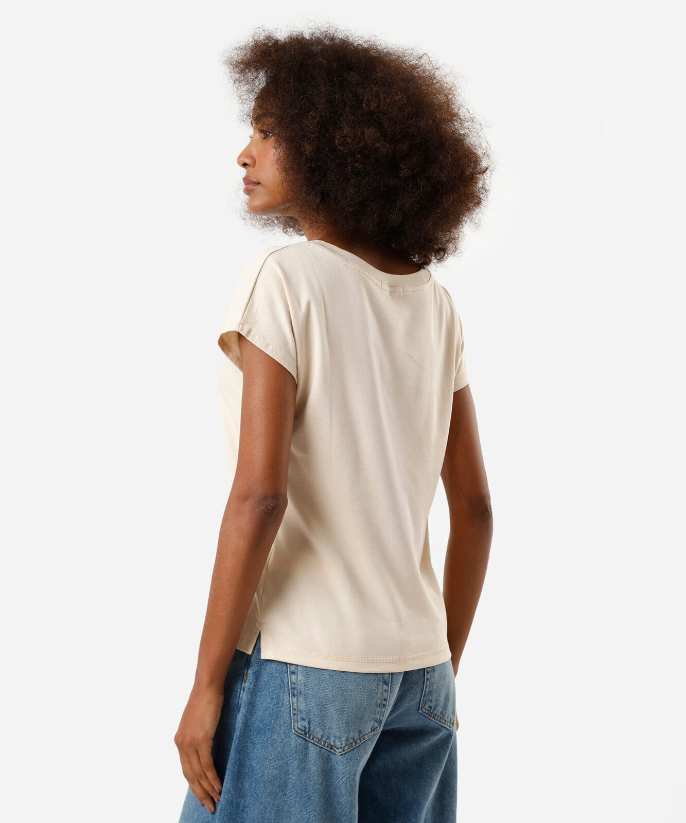 camiseta feminina de algodão peruano decote canoa manga curta bege