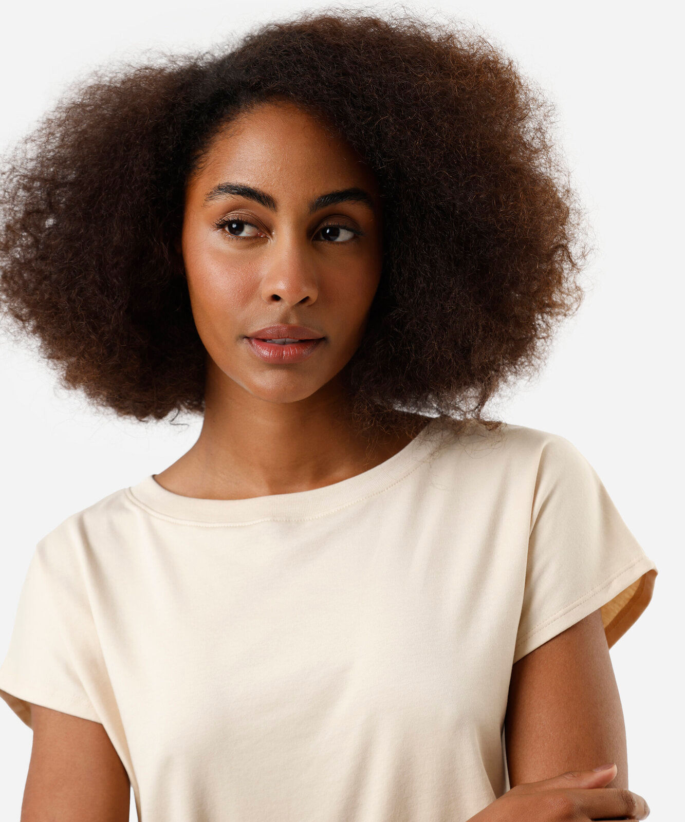 camiseta feminina de algodão peruano decote canoa manga curta bege