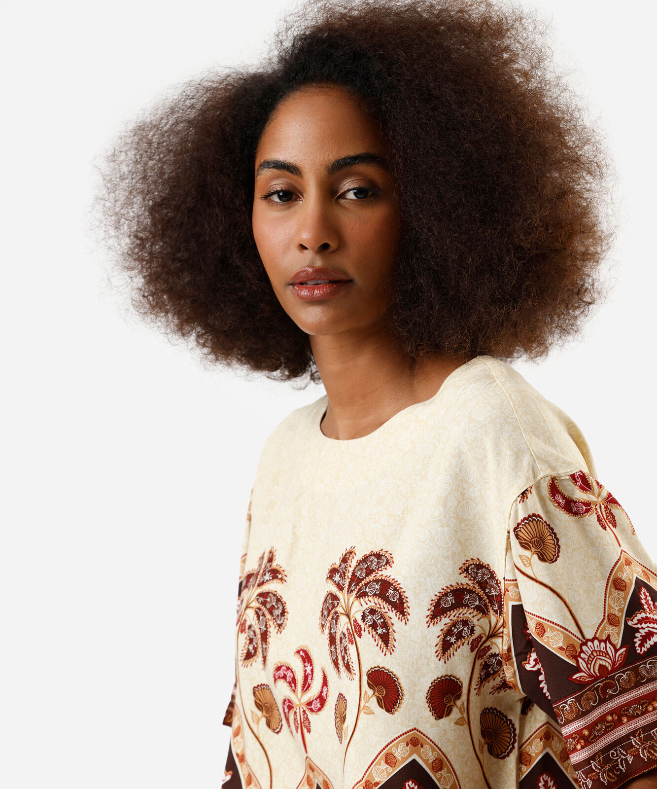blusa feminina de viscose manga curta folhagens bege