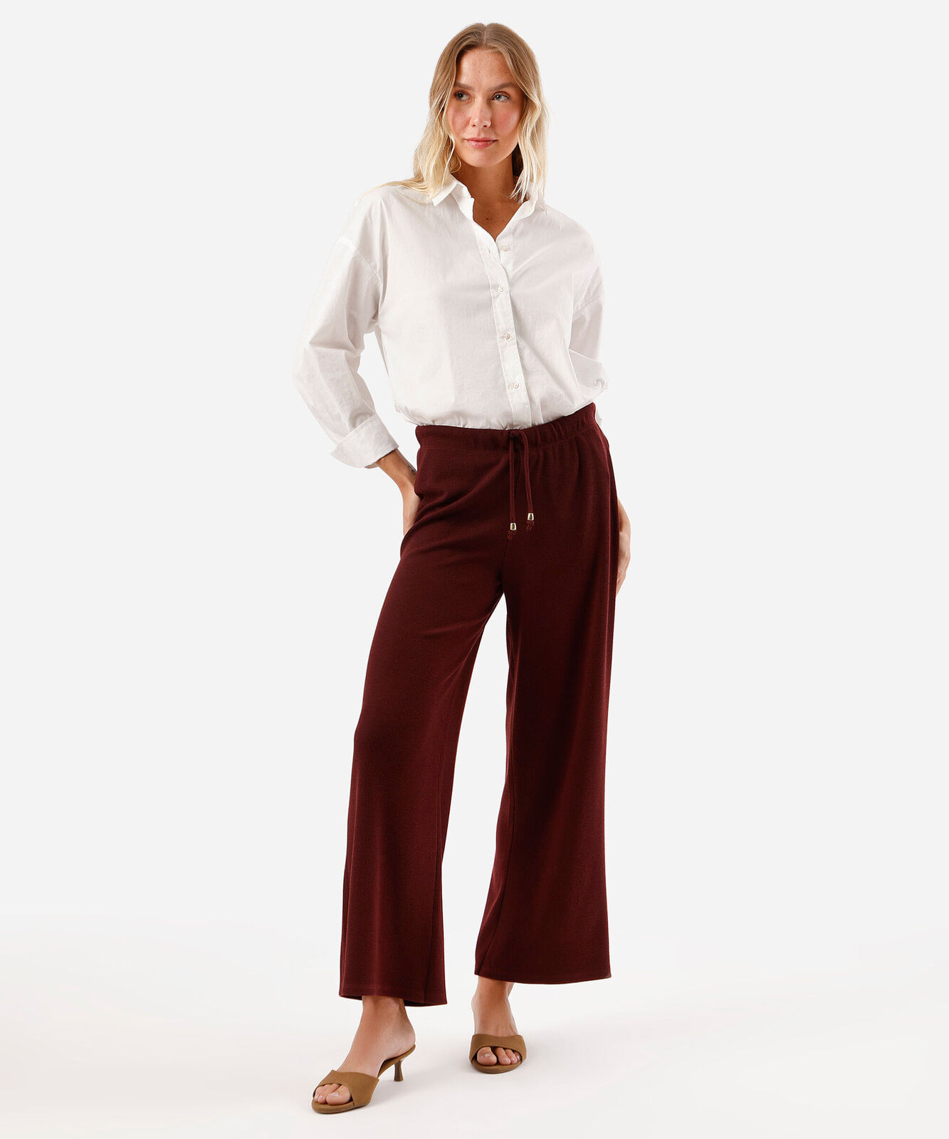 calça reta texturizada cintura alta com elástico vinho
