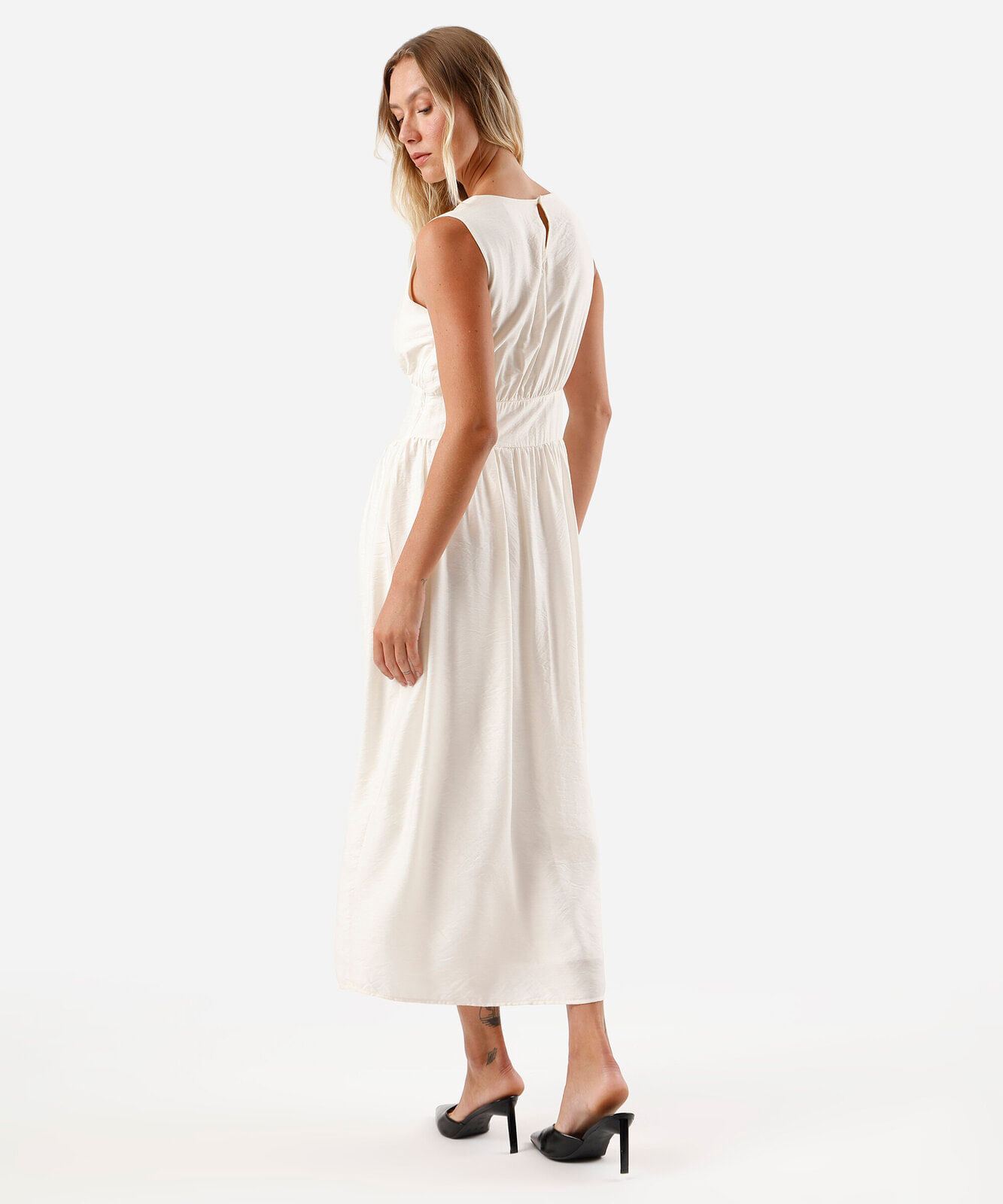 vestido midi feminino com viscose decote canoa franzido off white