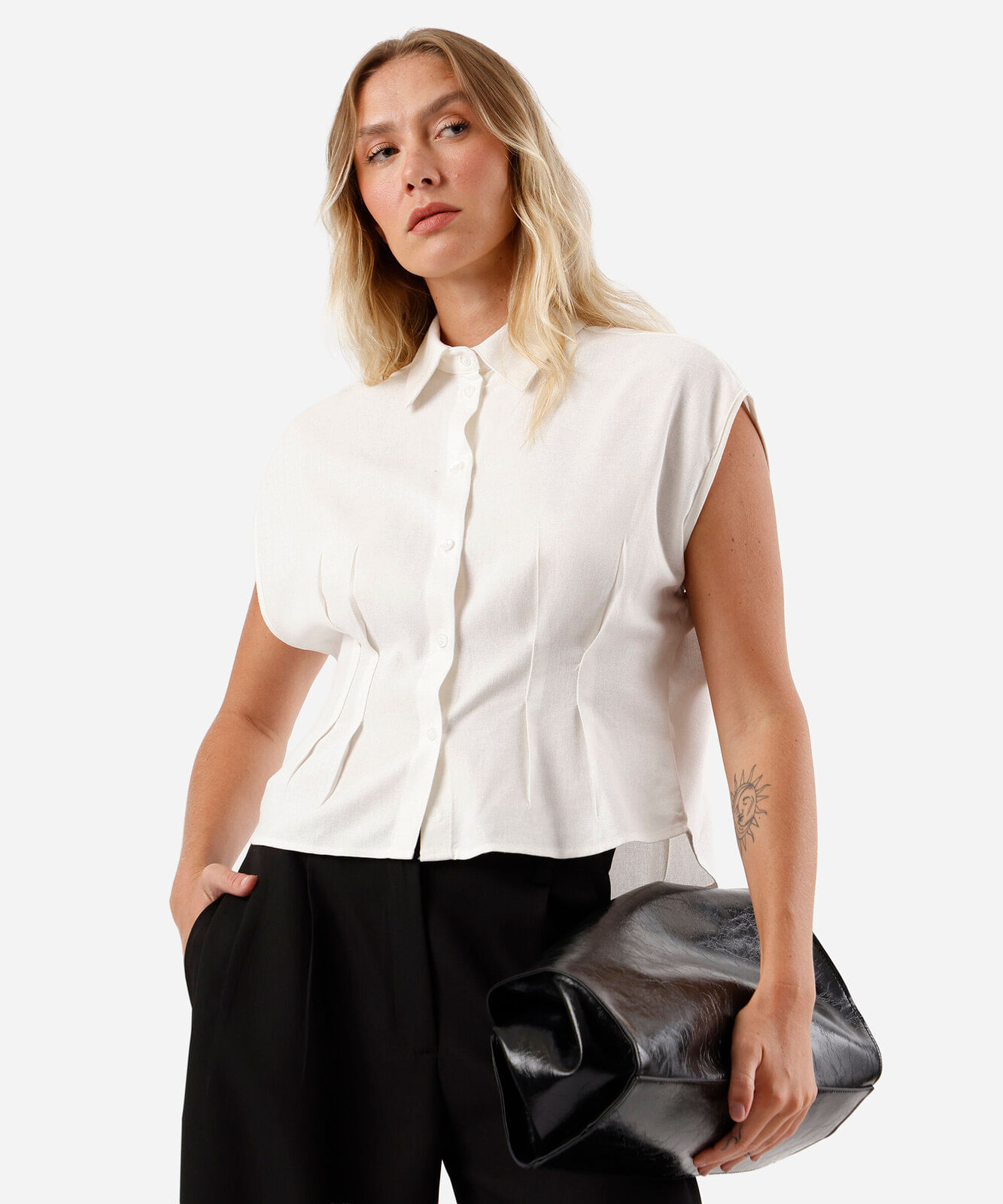 camisa feminina com linho e pences manga curta off white