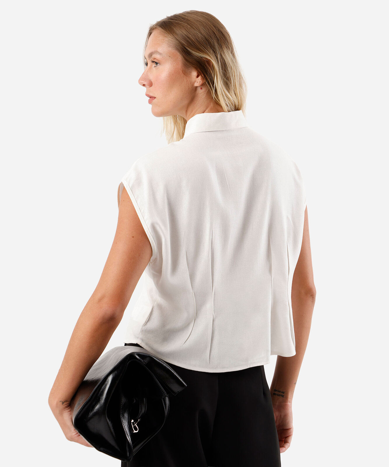camisa feminina com linho e pences manga curta off white