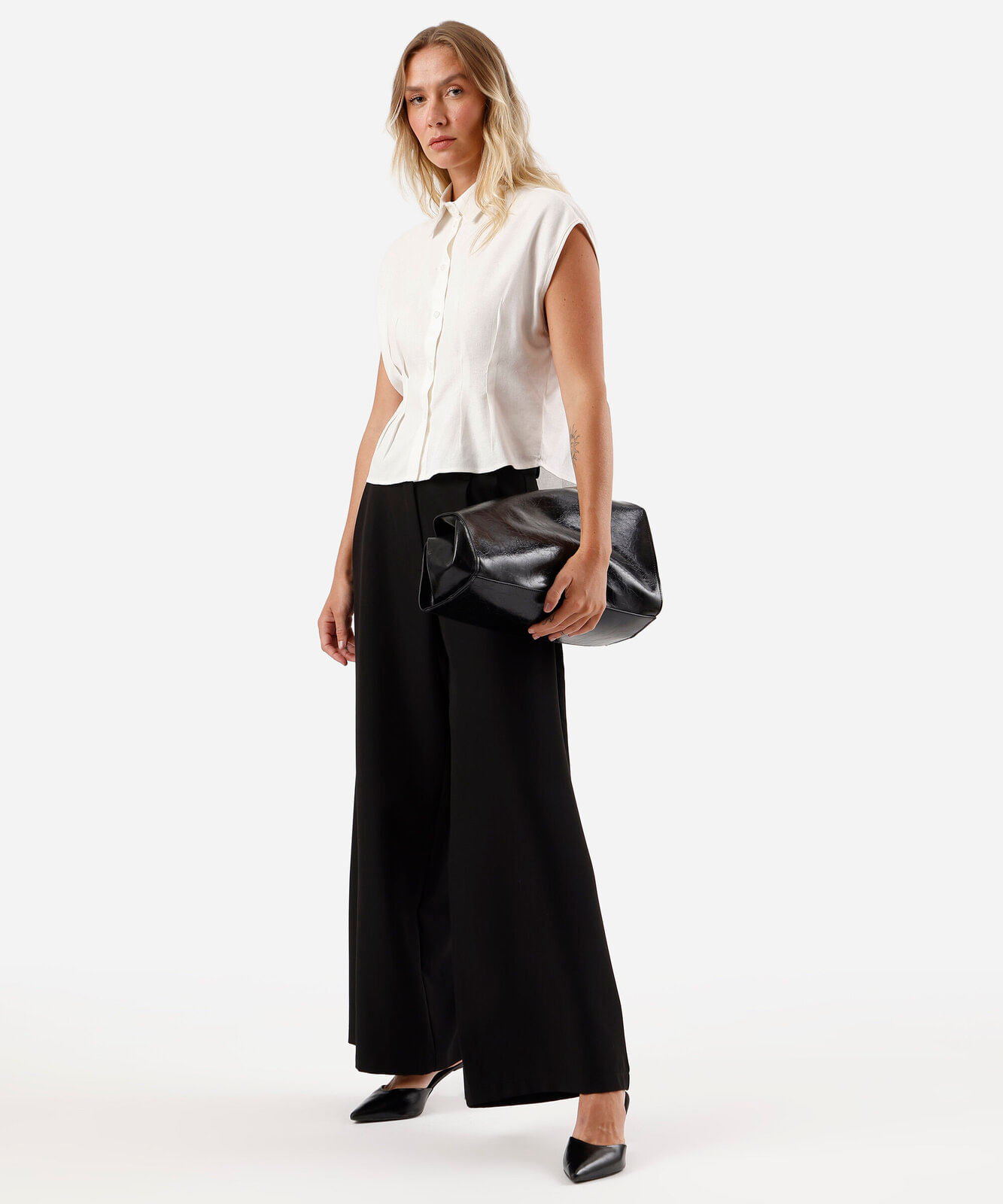 camisa feminina com linho e pences manga curta off white