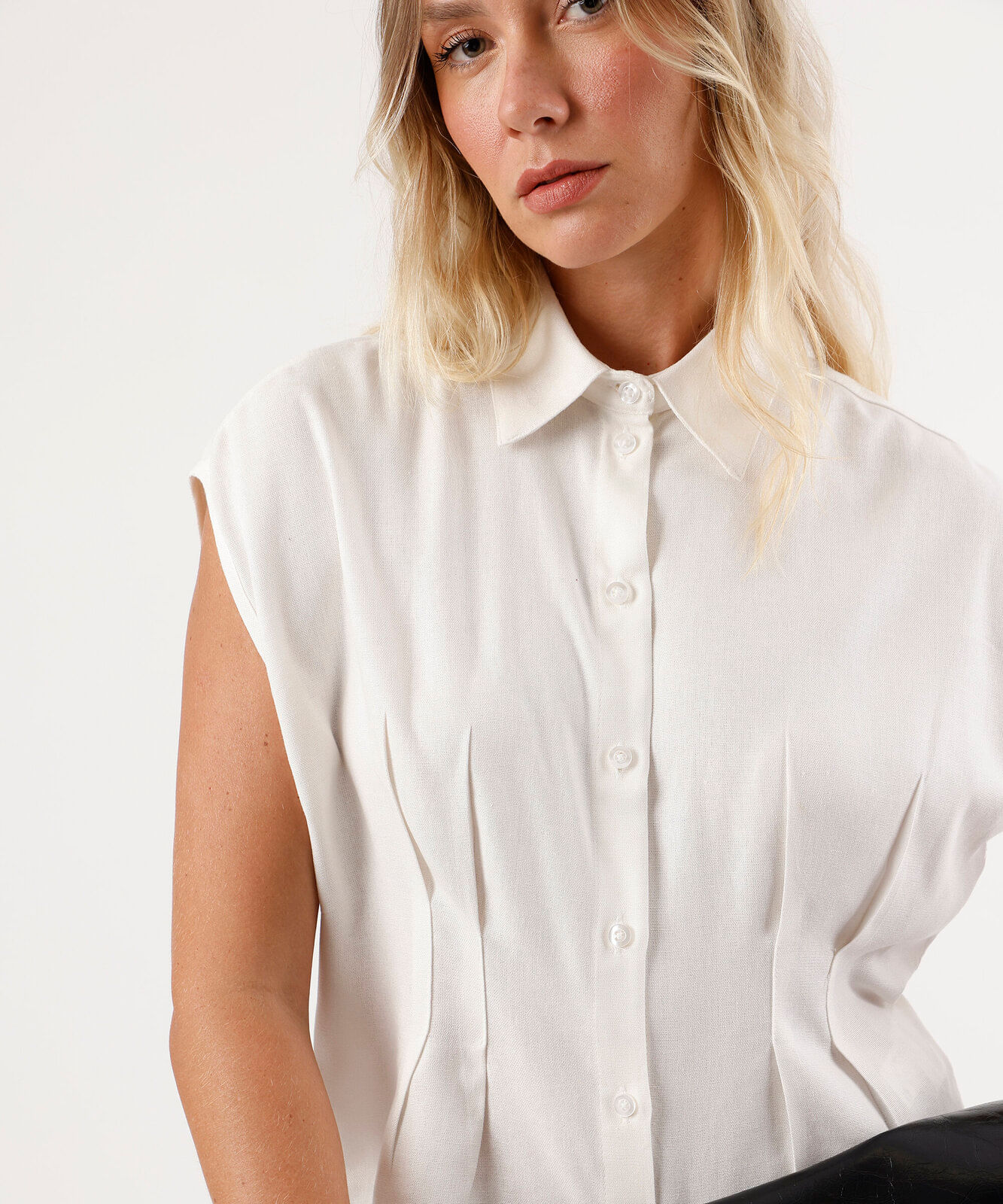 camisa feminina com linho e pences manga curta off white