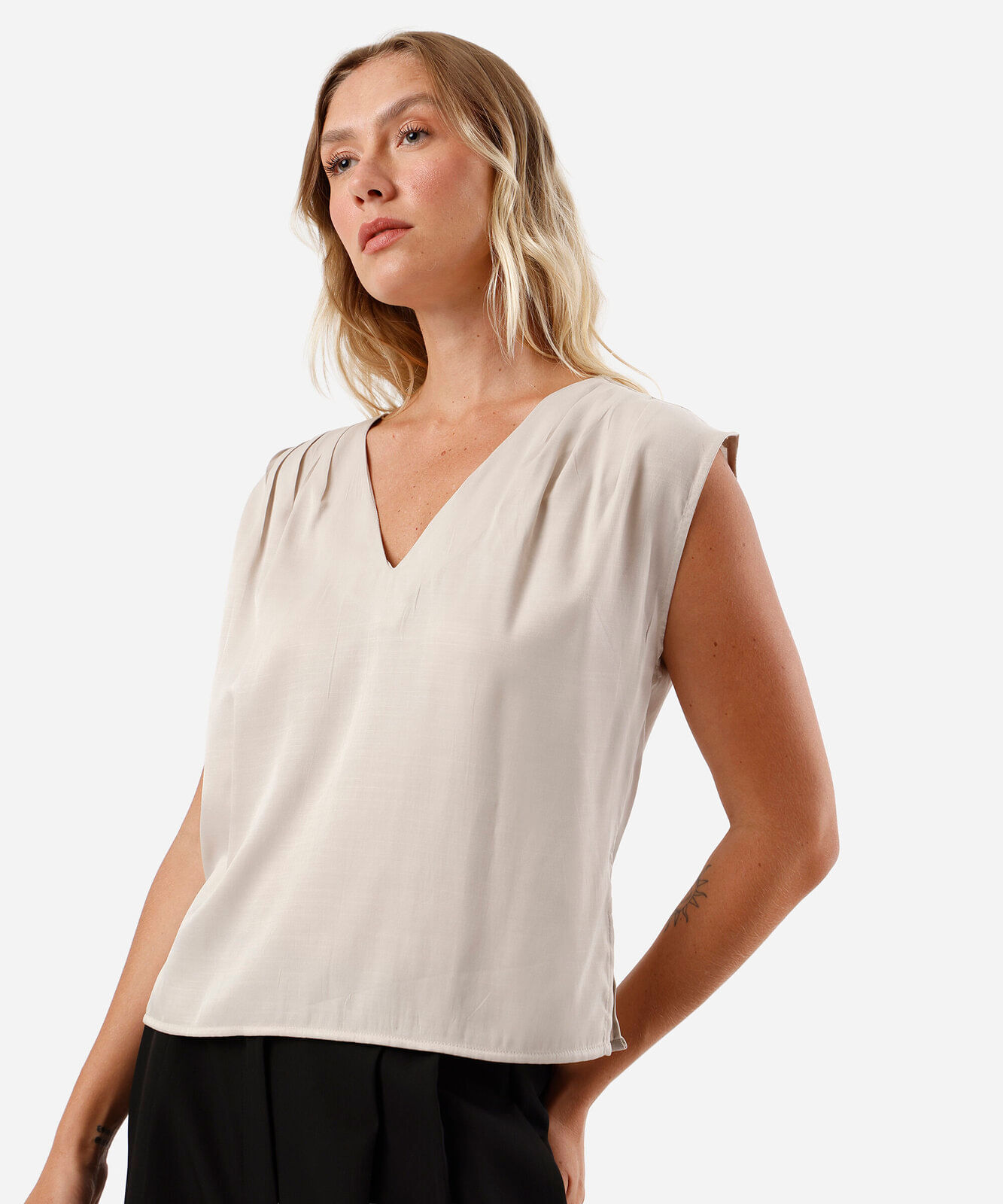 blusa feminina com viscose decote v com pregas acetinada bege