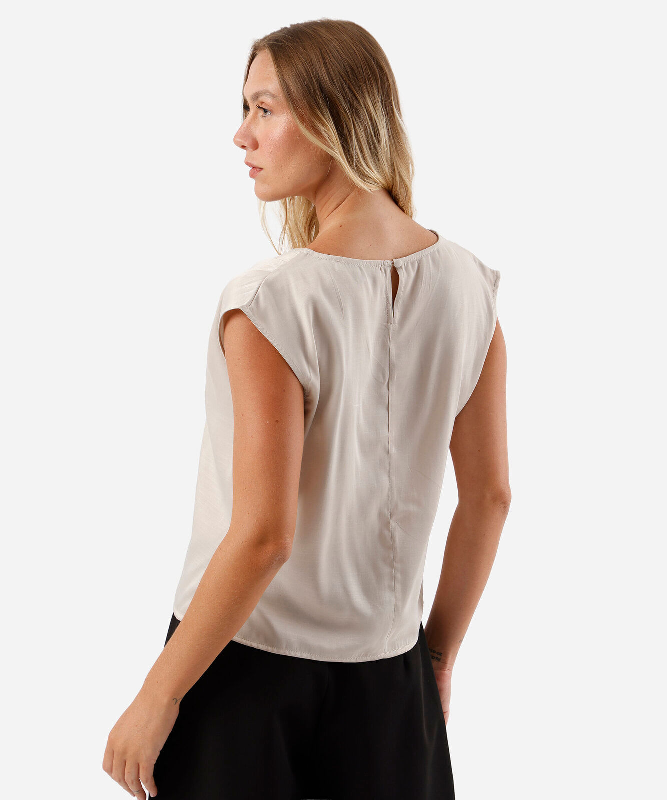 blusa feminina com viscose decote v com pregas acetinada bege