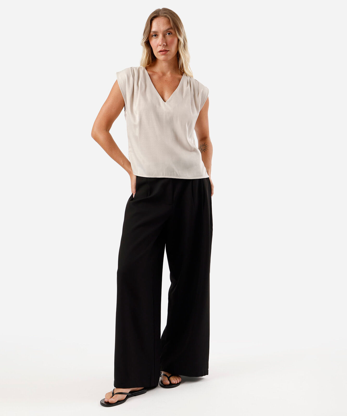 blusa feminina com viscose decote v com pregas acetinada bege